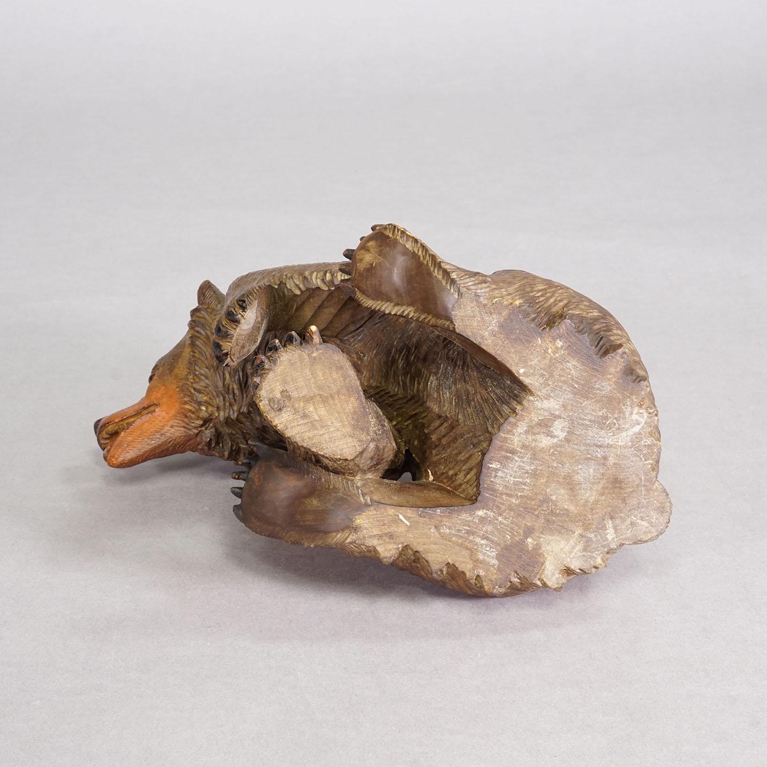 Antiker sitzender Bär aus Holz, handgeschnitzt ca. 1920er Jahre, Brienz im Angebot 1