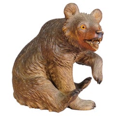 Antiker sitzender Bär aus Holz, handgeschnitzt ca. 1920er Jahre, Brienz