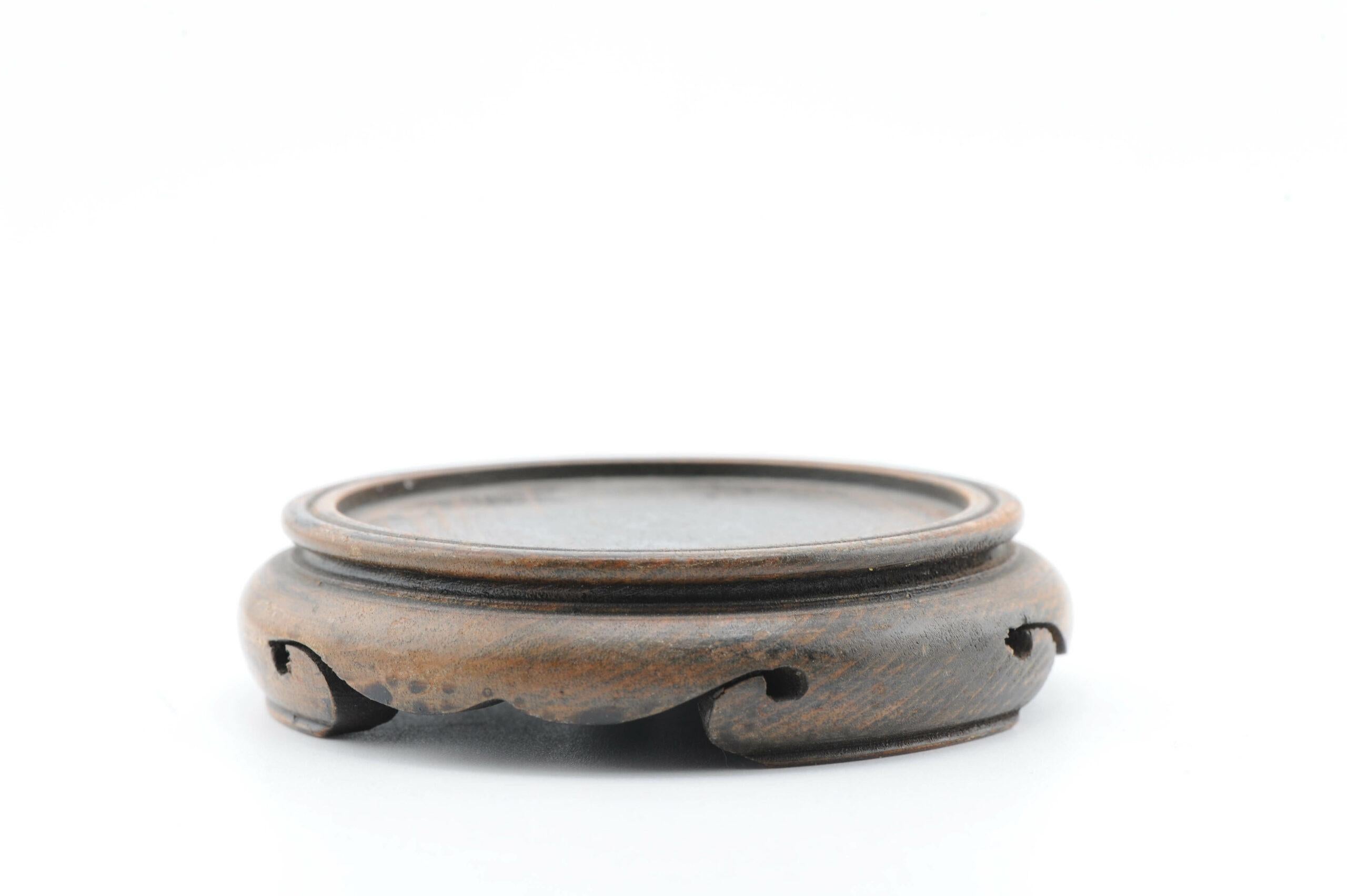 Nous avons ici un joli support en bois

Informations complémentaires :
MATERIAL : Porcelaine et poterie
Région d'origine : Chine
Période : A.I.C. / début 20 c.
Condit : Dommage au bord
Dimensions : La taille de la surface utilisable : 6.2 cm