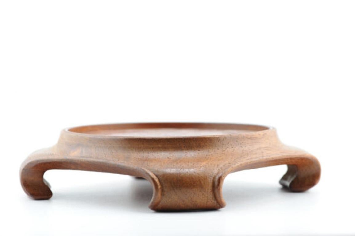 Aquí tenemos un bonito soporte de madera

Más información:
Material: Porcelana y cerámica
Región de origen: China
Periodo: s. XIX / principios del s. XX
Estado: Perfecto
Dimensiones: Tamaño de la superficie útil: 12.4 cm