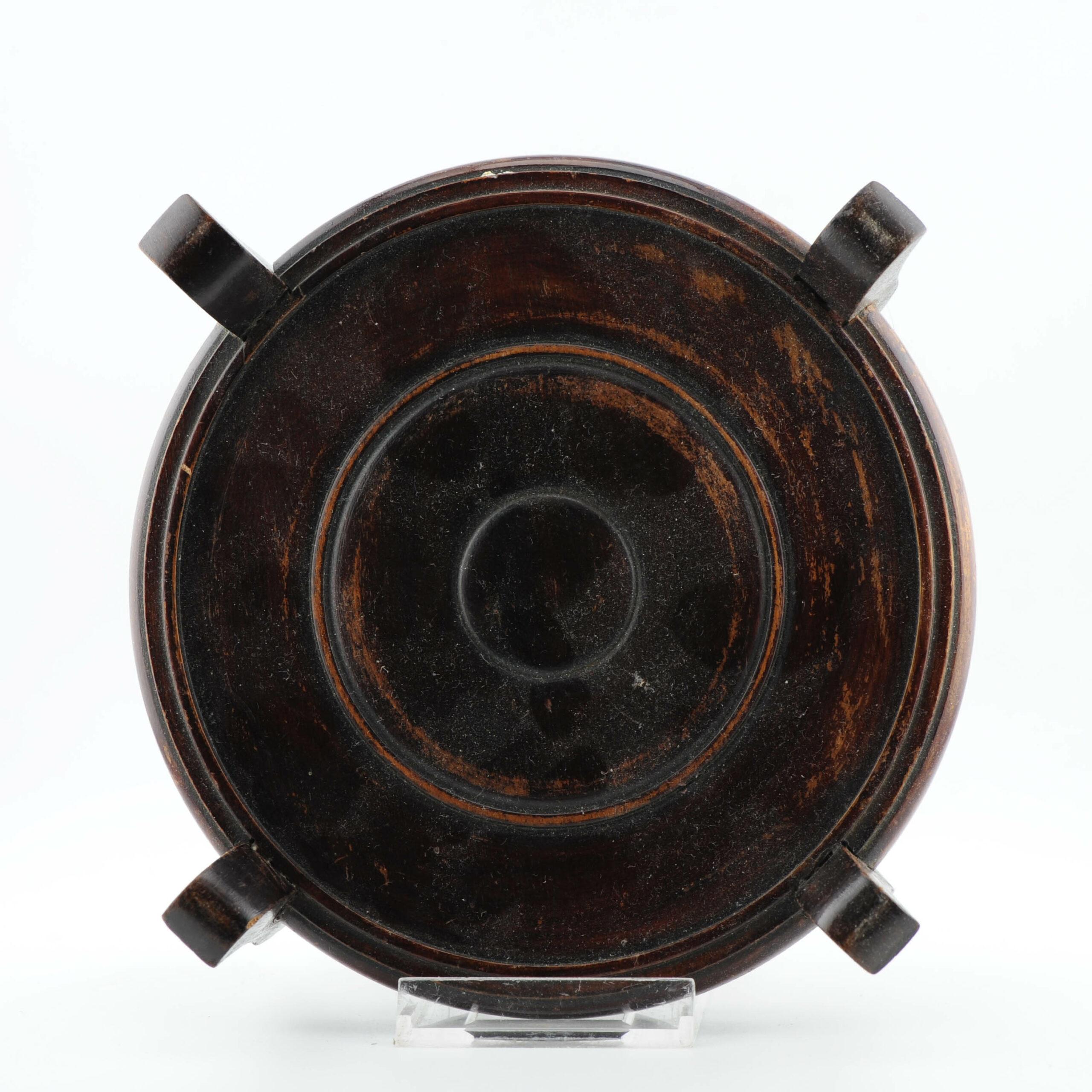 Nous avons ici un joli support en bois

Informations complémentaires :
MATERIAL : Porcelaine et poterie
Région d'origine : Chine
Période : A.I.C. / début 20 c.
Condit : Parfait
Dimensions : Surface utilisable : 15,5 cm