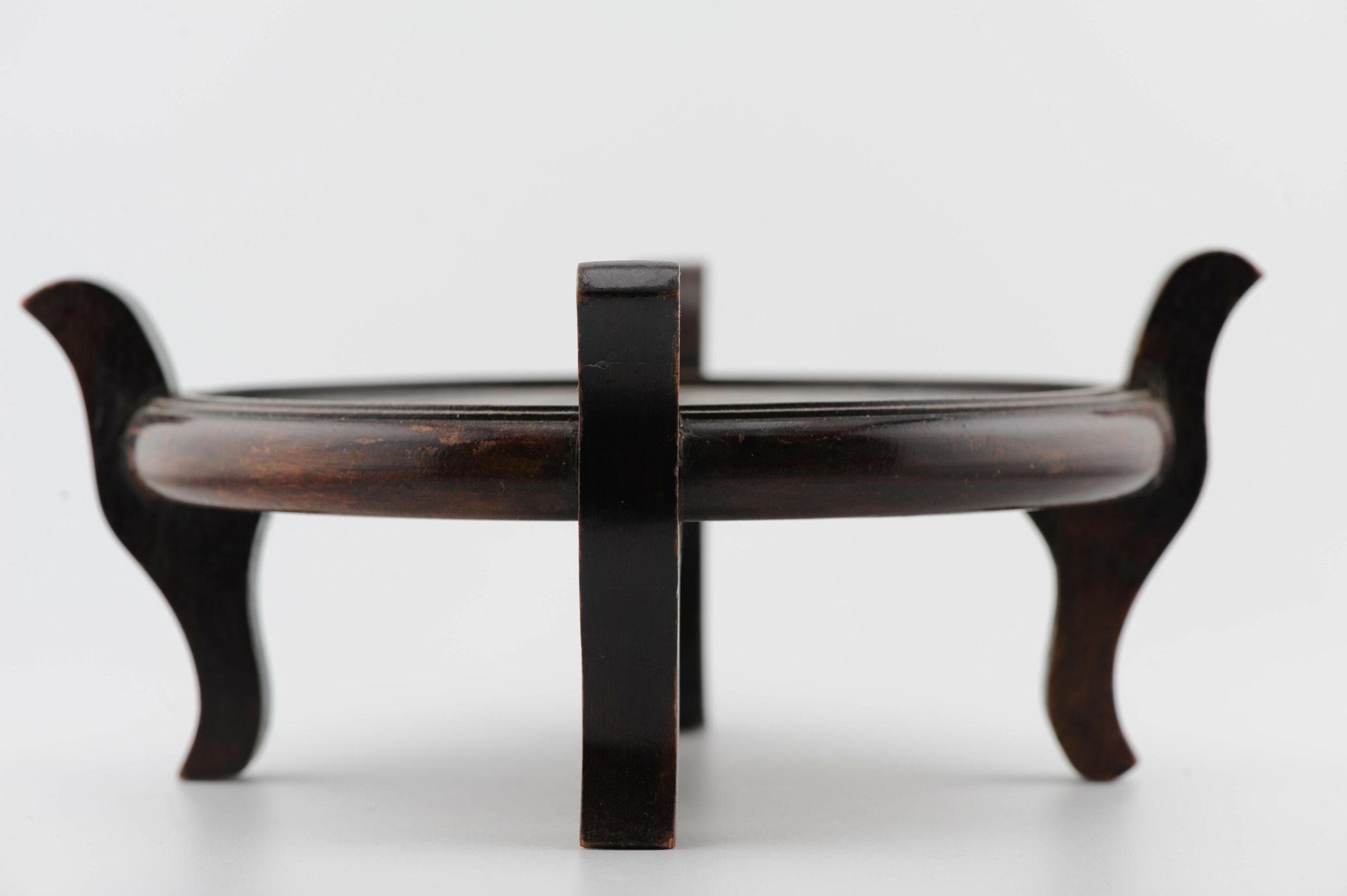 Chinois Stand ancien en bois pour porcelaine chinoise ou japonaise, 19e/20e siècle en vente