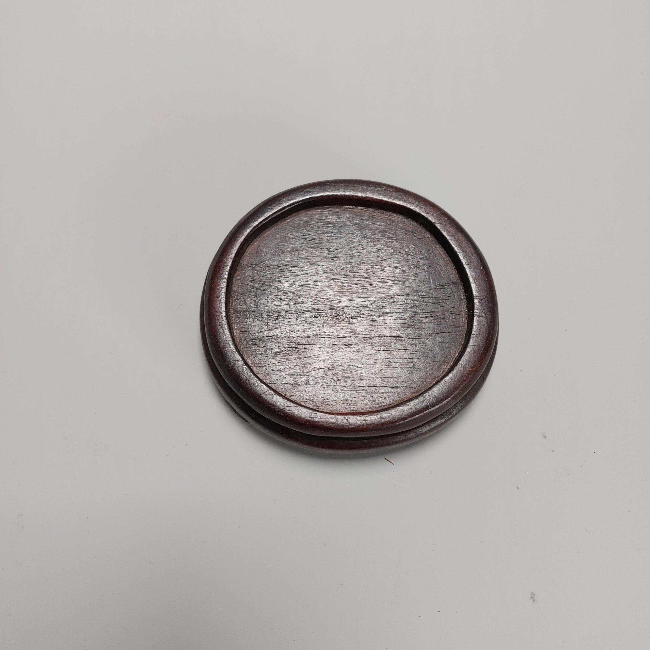 Nous avons ici un joli support d'assiette en bois
Pas tout à fait rond

Informations complémentaires :
MATERIAL : Porcelaine et poterie
Région d'origine : Chine
Période : A.I.C., 19e ou début 20e C.
Condit : Très bon
Dimensions : La taille de la
