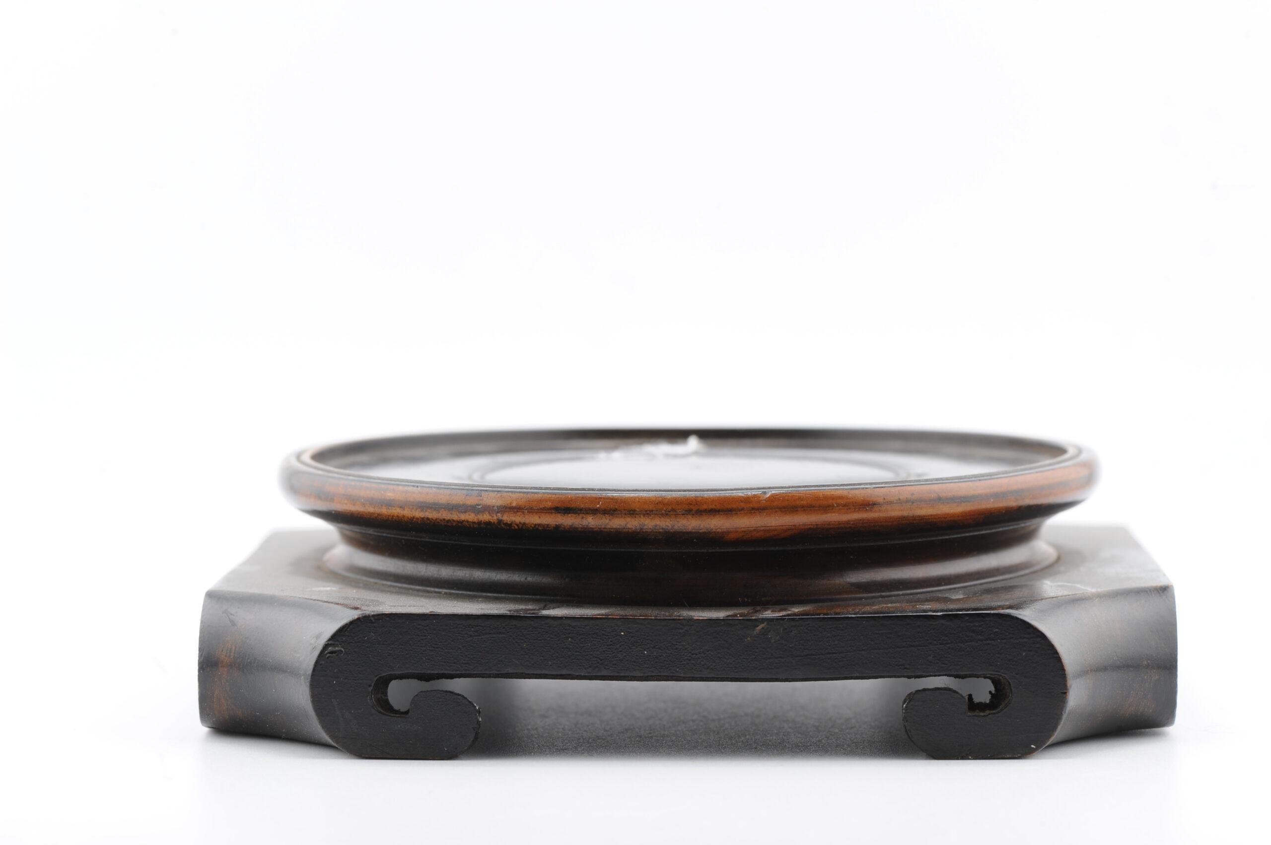 Nous avons ici un joli support en bois

Informations complémentaires :
MATERIAL : Porcelaine et poterie
Région d'origine : Chine
Période : A.I.C. / début 20 c.
Condit : Un peu usé
Dimensions : La taille de la surface utilisable : 11.4 cm