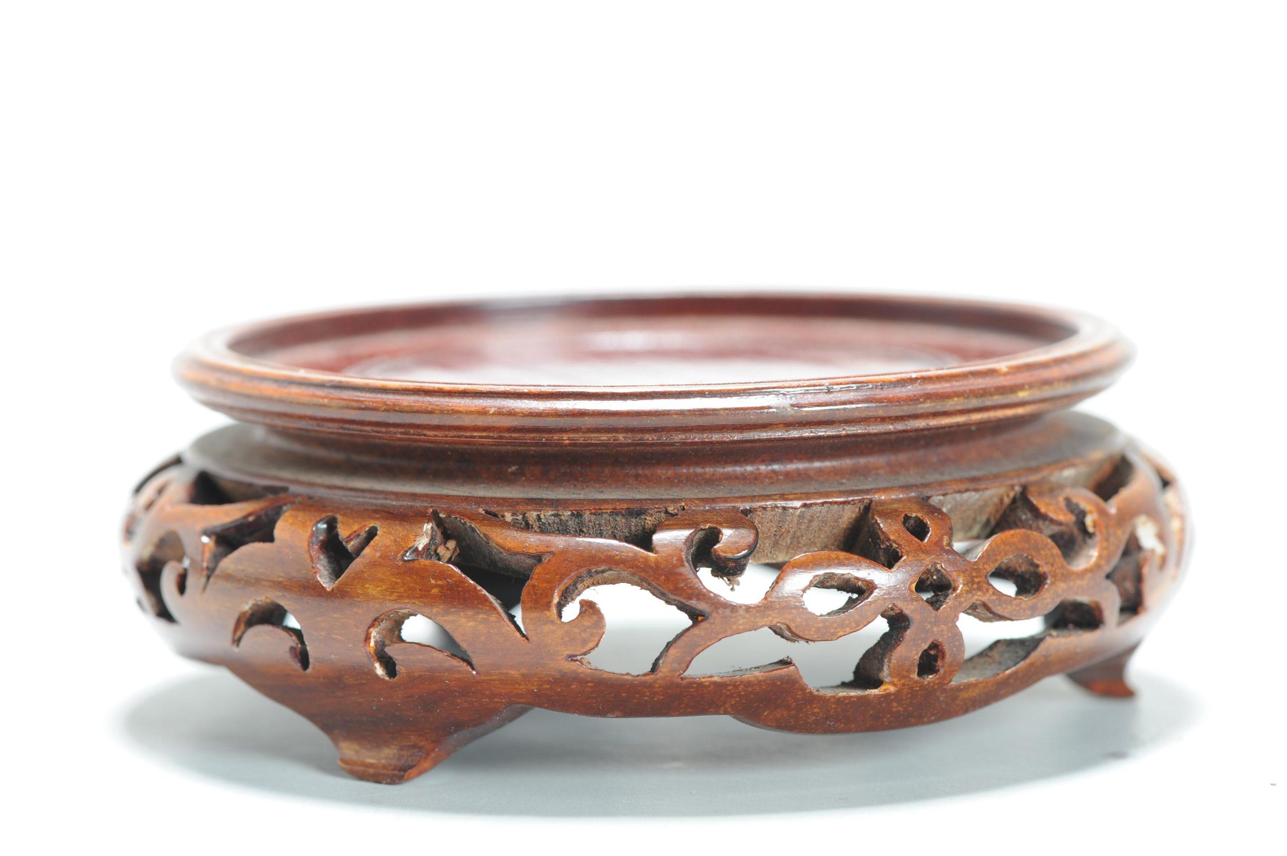 Aquí tenemos un bonito soporte de madera para platos

Más información:
Material: Porcelana y cerámica
Región de origen: China
Periodo: de principios a mediados del siglo XX
Estado: Muy buen estado
Dimensiones: Tamaño de la superficie útil: 8.5 cm