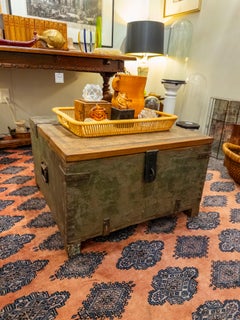 Malle de rangement en bois antique