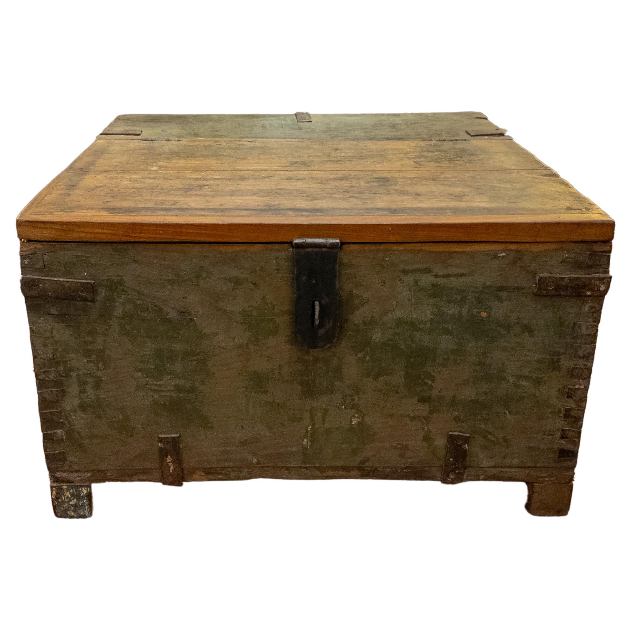 Malle de rangement en bois antique en vente