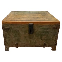 Malle de rangement en bois antique