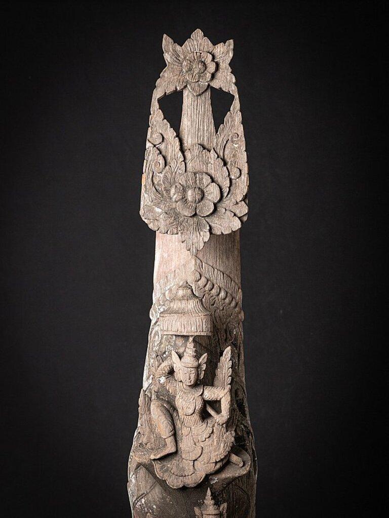 MATERIAL: Holz
182,5 cm hoch 
31 cm breit und 34 cm tief
Mit Ursprung in Birma
19. Jahrhundert
Von der Spitze eines Tempels in Birma
