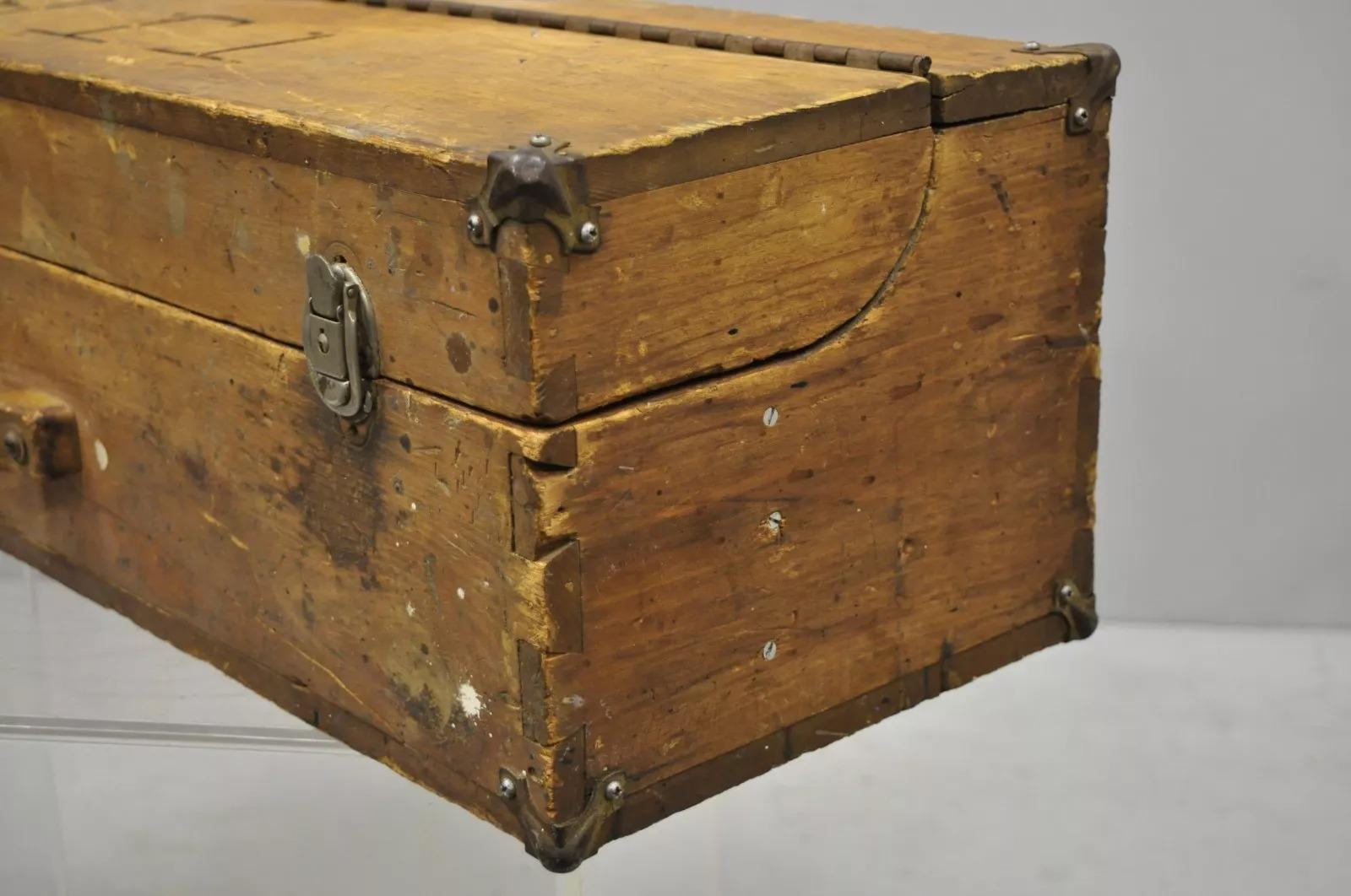 Coffre de rangement d'outils en bois ancien avec initiales sculptées signé « T.J.B. « 78 » en vente 3