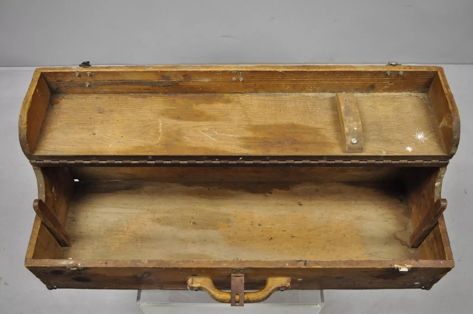 Coffre de rangement d'outils en bois ancien avec initiales sculptées signé « T.J.B. « 78 » en vente 4