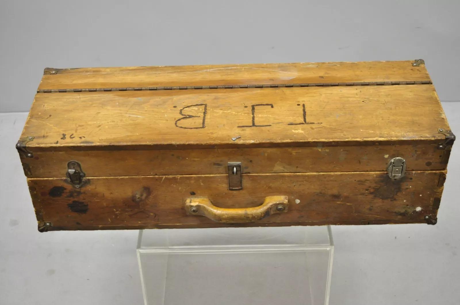 Coffre à outils en bois ancien Boîte de rangement Initiales sculptées 