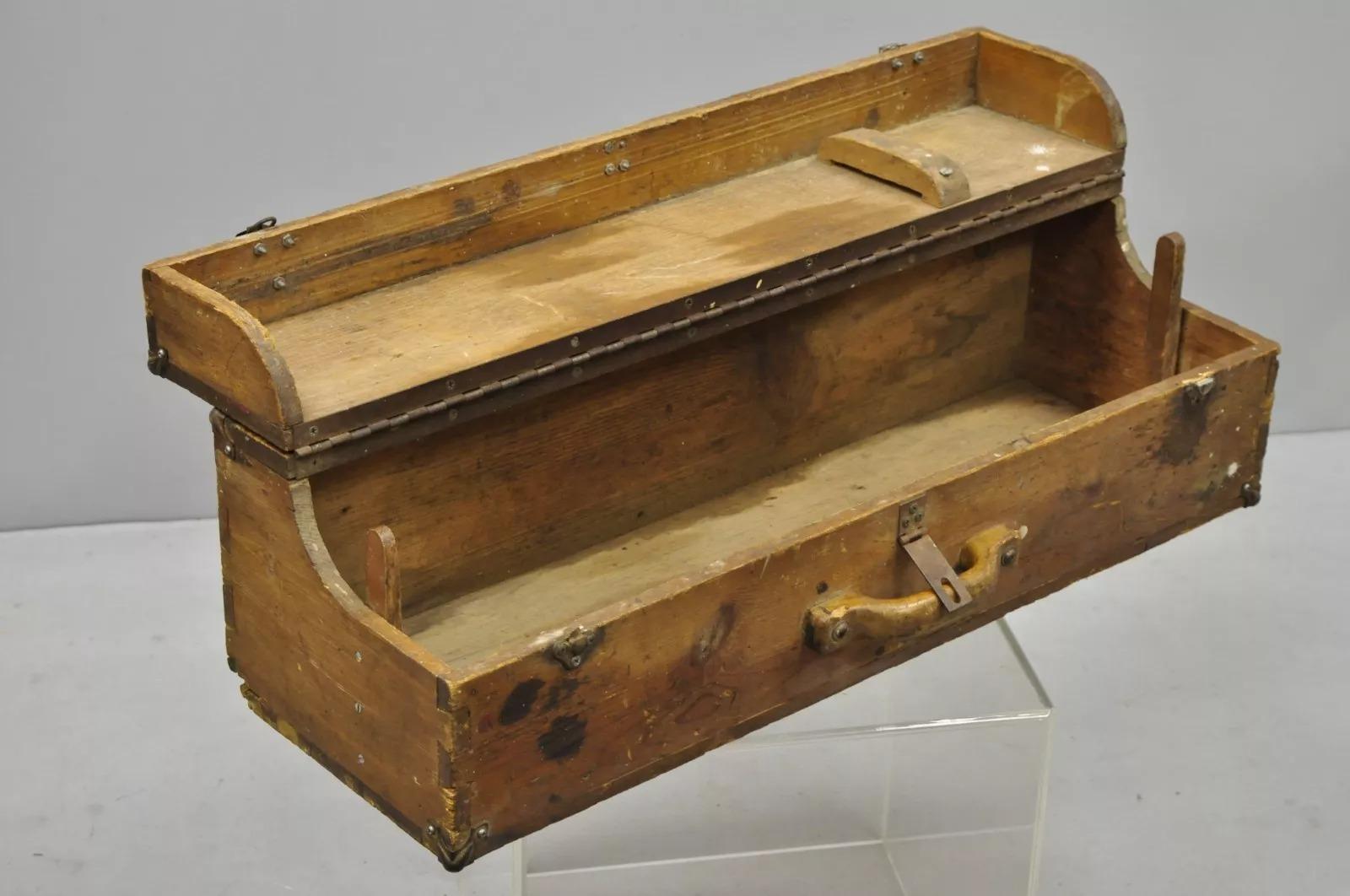 Primitif Coffre de rangement d'outils en bois ancien avec initiales sculptées signé « T.J.B. « 78 » en vente