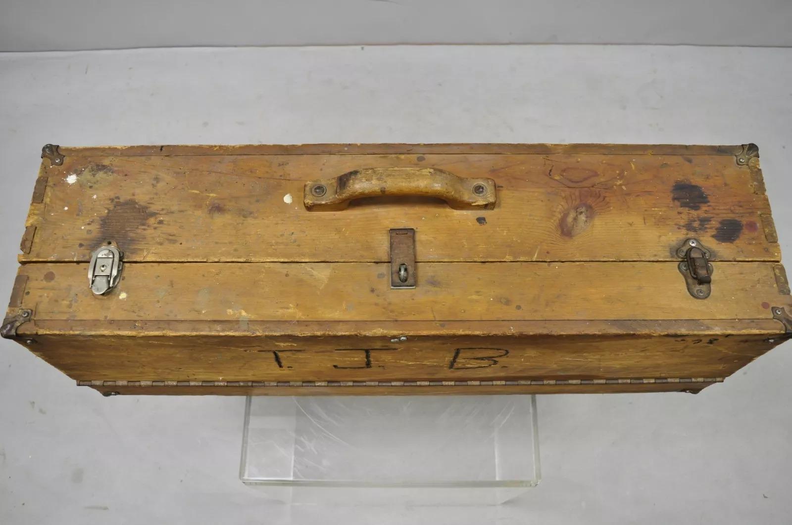 Inconnu Coffre de rangement d'outils en bois ancien avec initiales sculptées signé « T.J.B. « 78 » en vente