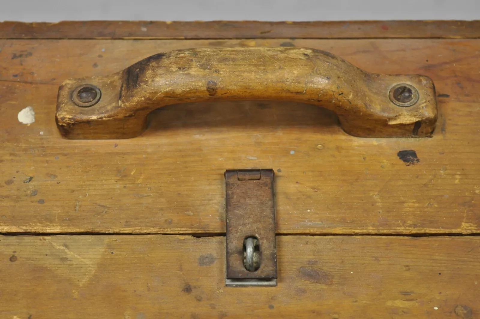 Coffre de rangement d'outils en bois ancien avec initiales sculptées signé « T.J.B. « 78 » Bon état - En vente à Philadelphia, PA