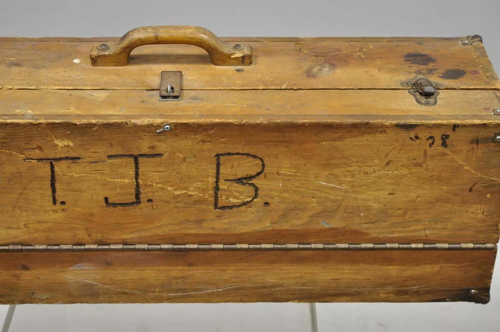 20ième siècle Coffre de rangement d'outils en bois ancien avec initiales sculptées signé « T.J.B. « 78 » en vente