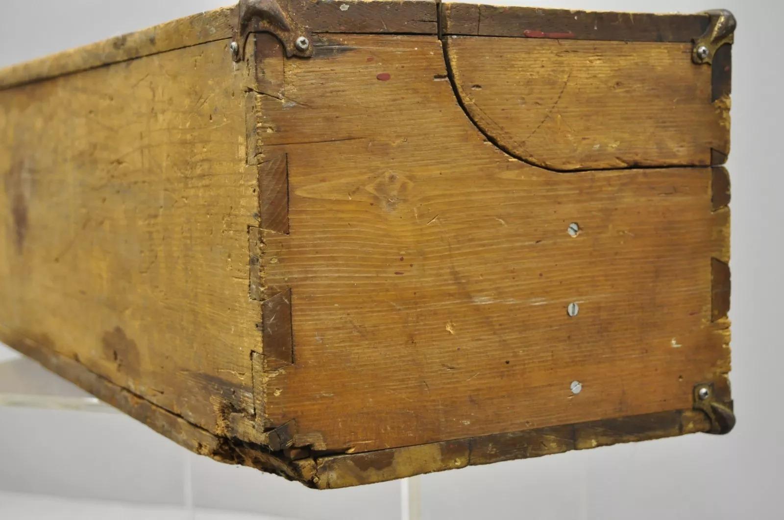 Bois Coffre de rangement d'outils en bois ancien avec initiales sculptées signé « T.J.B. « 78 » en vente