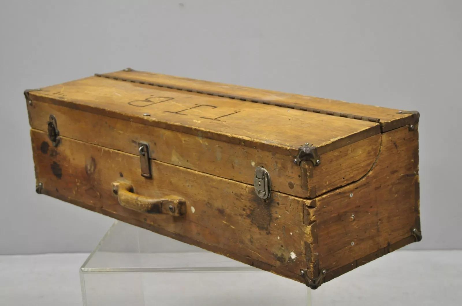 Coffre de rangement d'outils en bois ancien avec initiales sculptées signé « T.J.B. « 78 » en vente 1