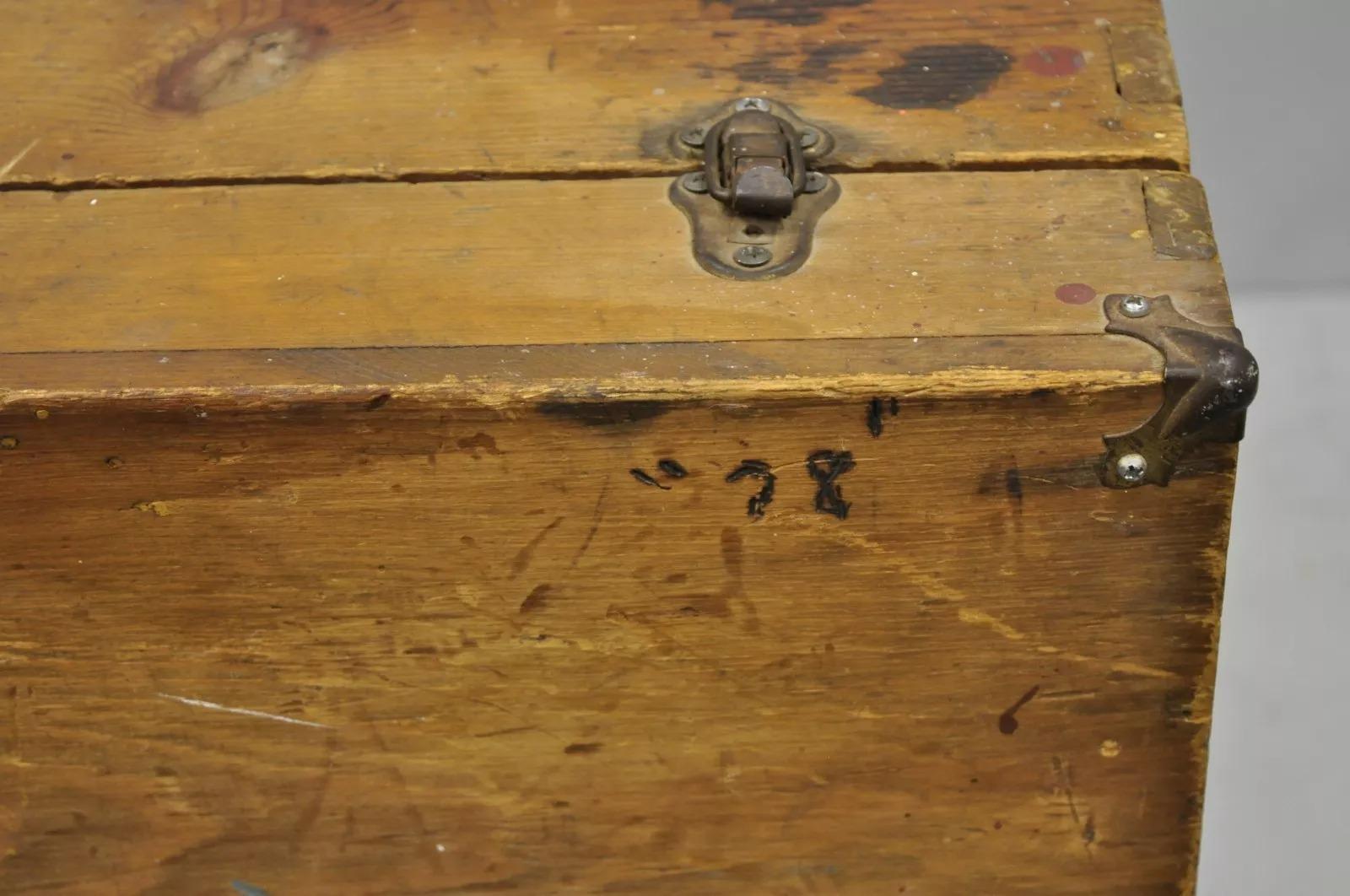 Coffre de rangement d'outils en bois ancien avec initiales sculptées signé « T.J.B. « 78 » en vente 2