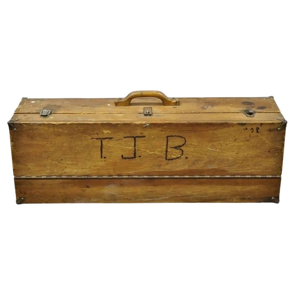 Antica cassetta porta attrezzi in legno con iniziali intagliate firmata "B. J. B. "78"".