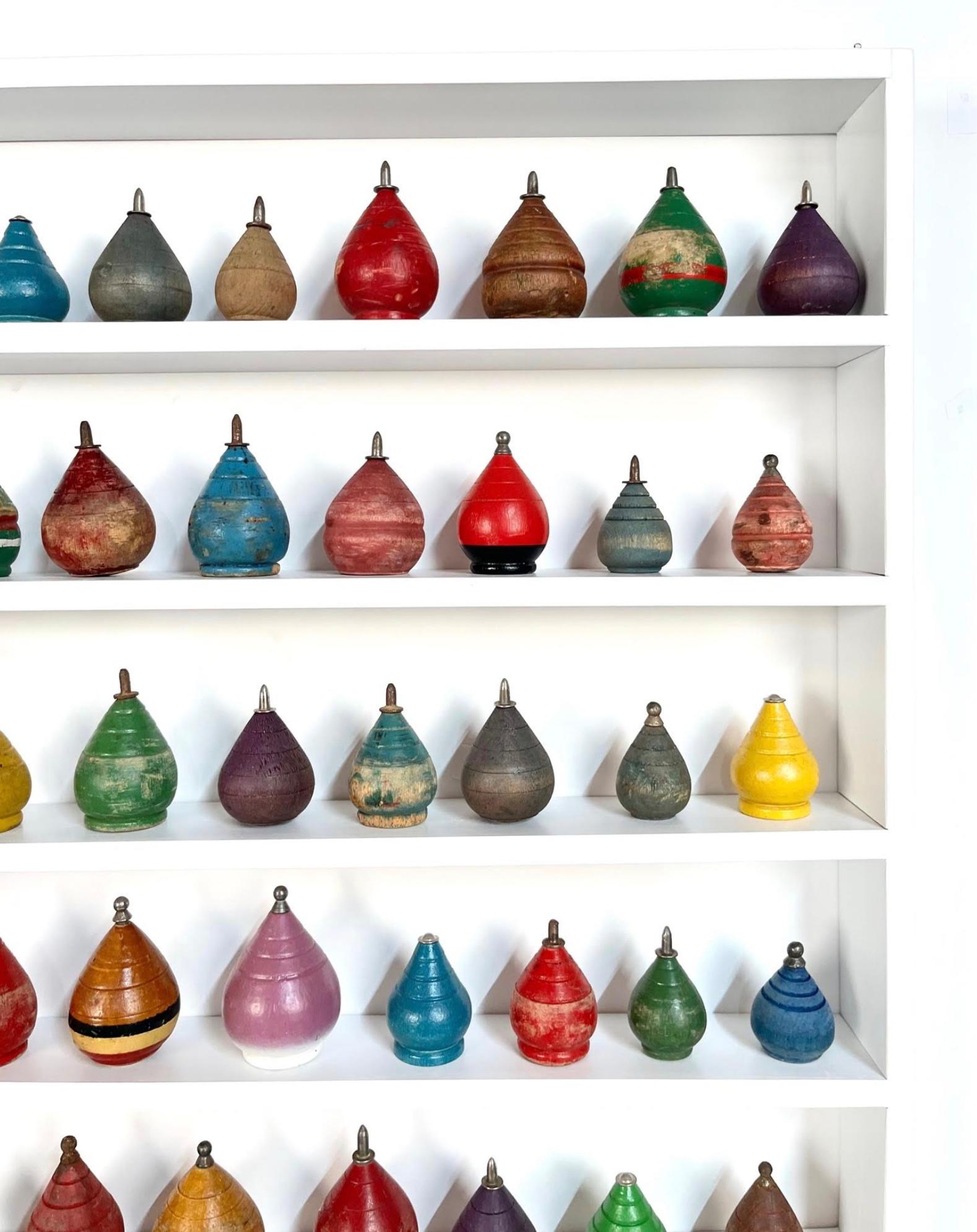 Colección de peonzas de madera antiguas Pintado en venta