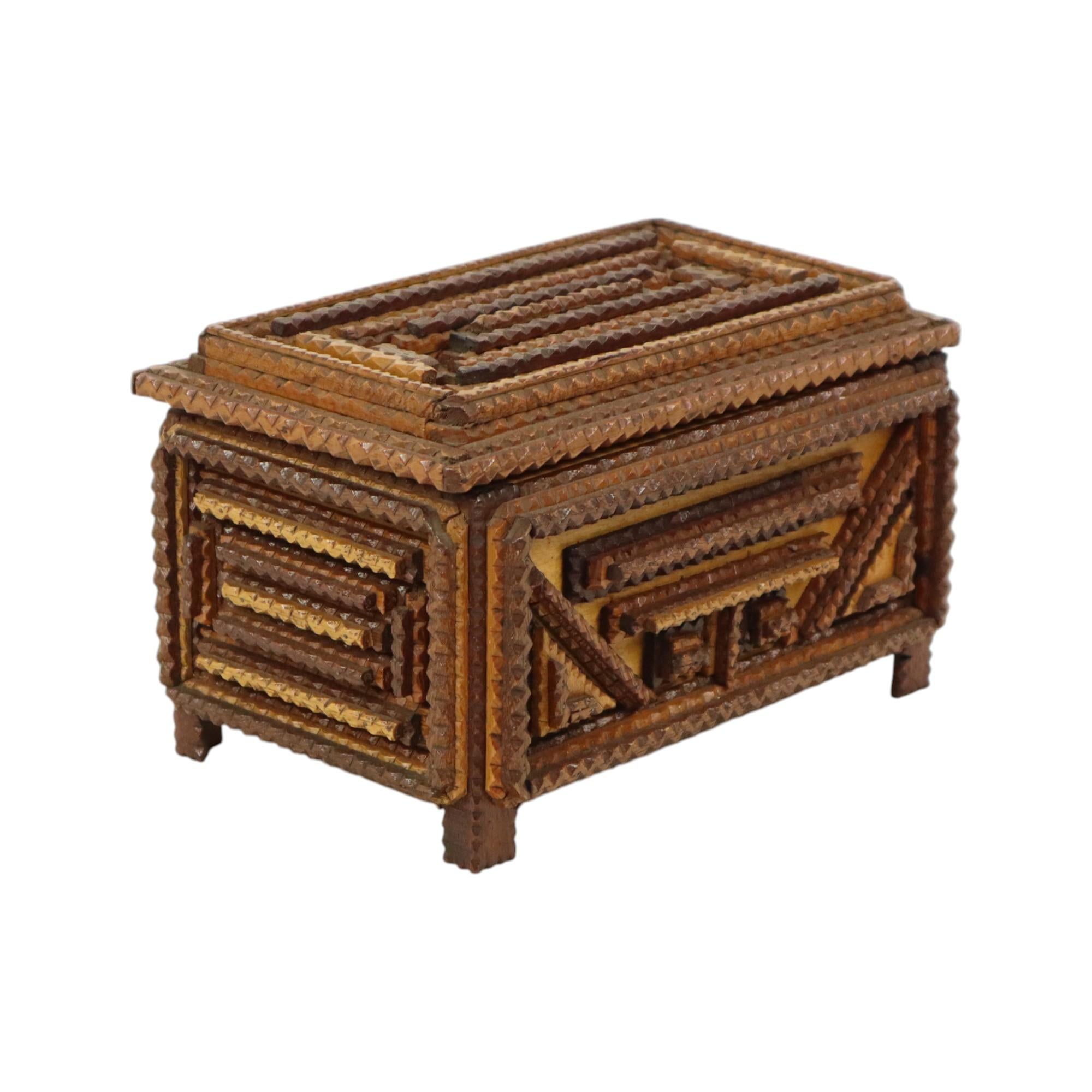 Antique Wooden Tramp Art Box Jewelry Case Trinket Folk Art In Good Condition In Poperinge, BE