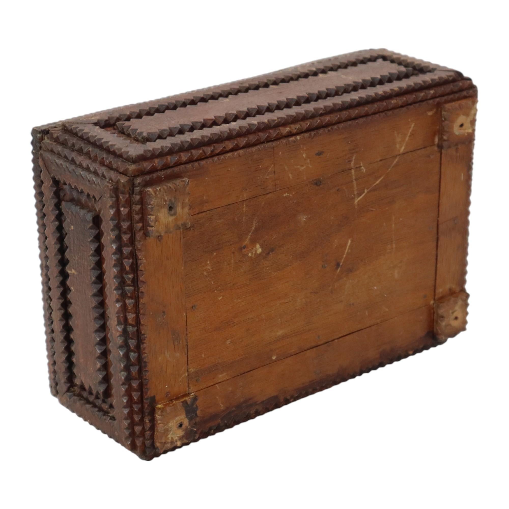 Caja antigua de madera Tramp Art Baratija Arte popular Pieza única 3