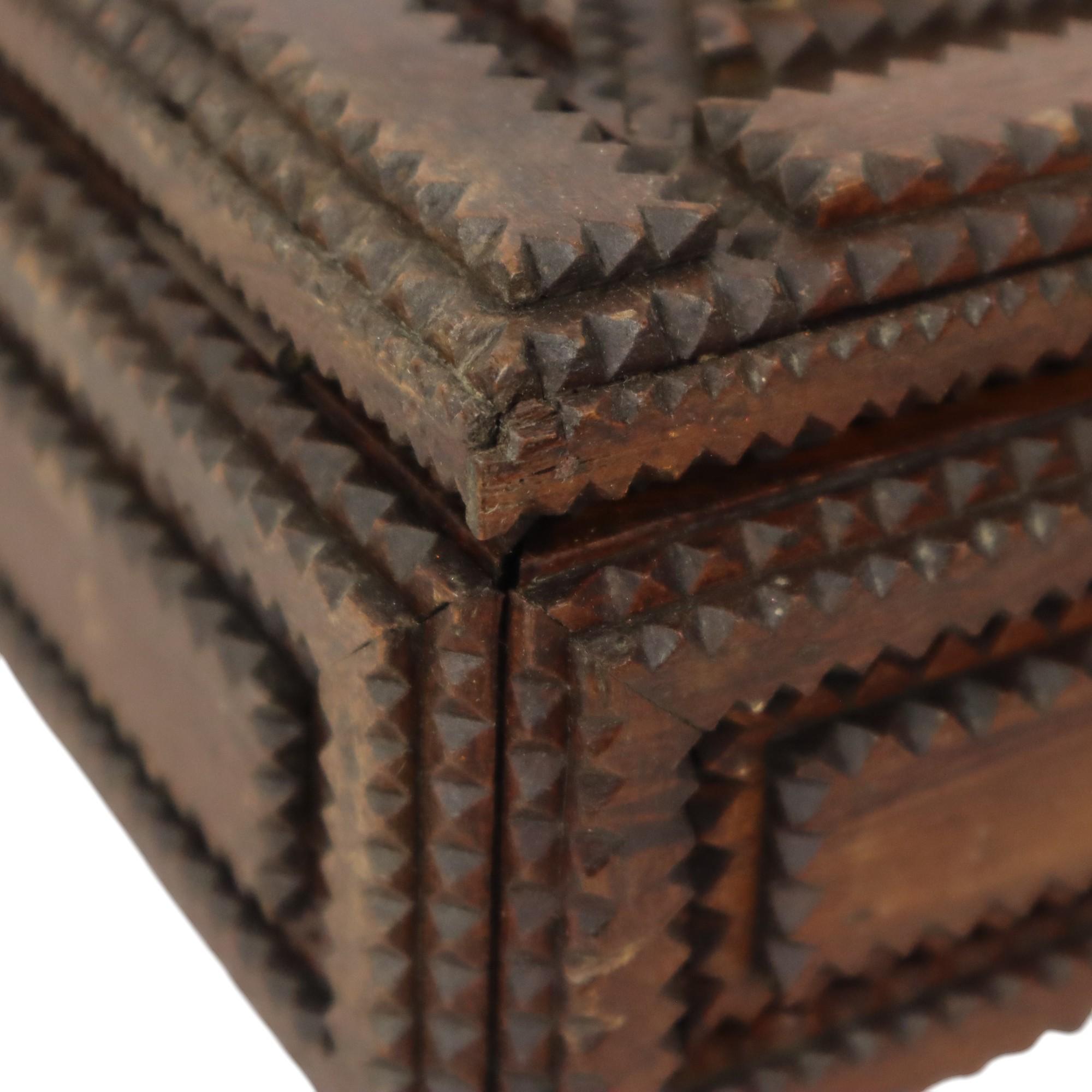 Caja antigua de madera Tramp Art Baratija Arte popular Pieza única 4