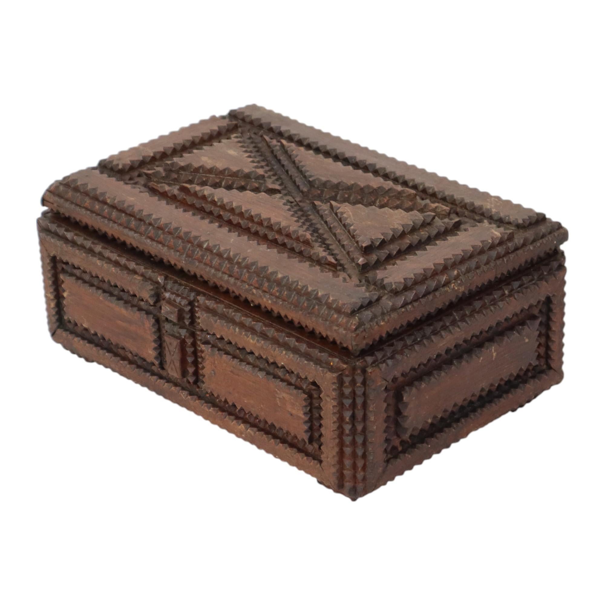 Caja antigua de madera Tramp Art Baratija Arte popular Pieza única Tallado