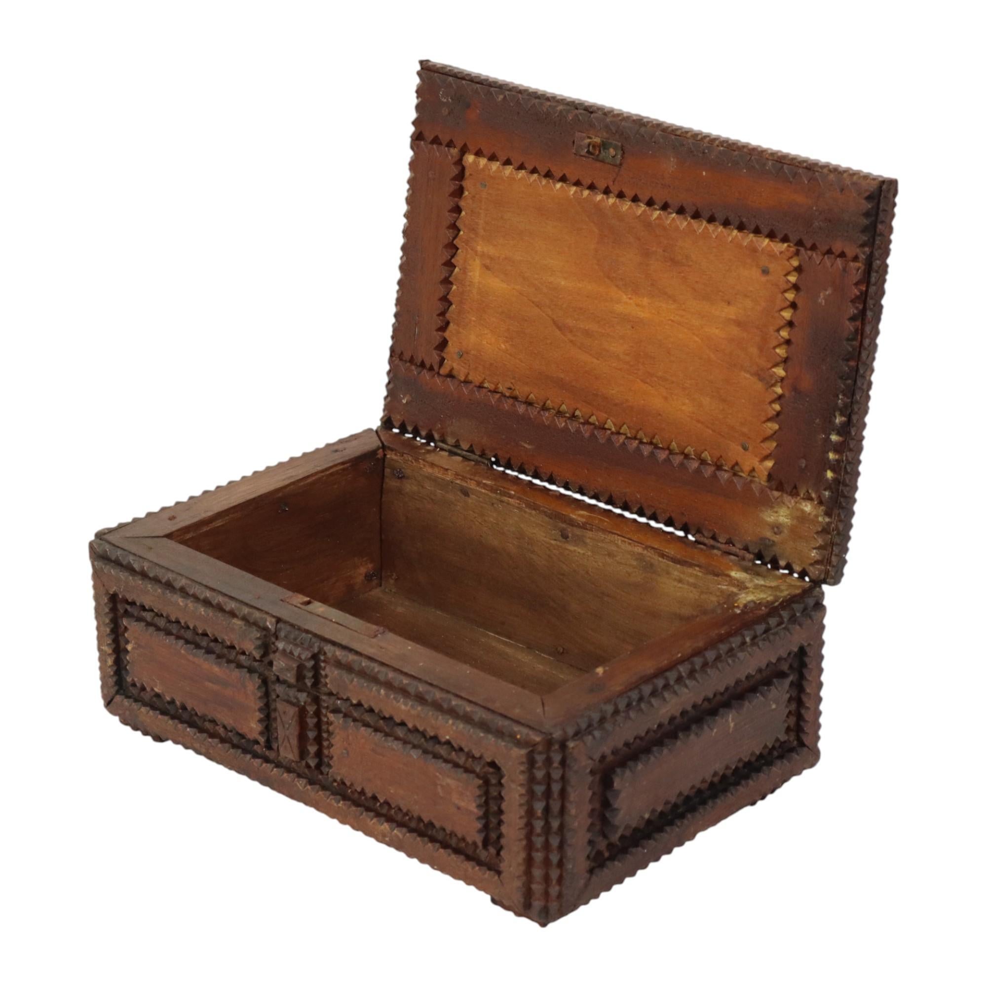 Caja antigua de madera Tramp Art Baratija Arte popular Pieza única en Bueno Estado en Poperinge, BE