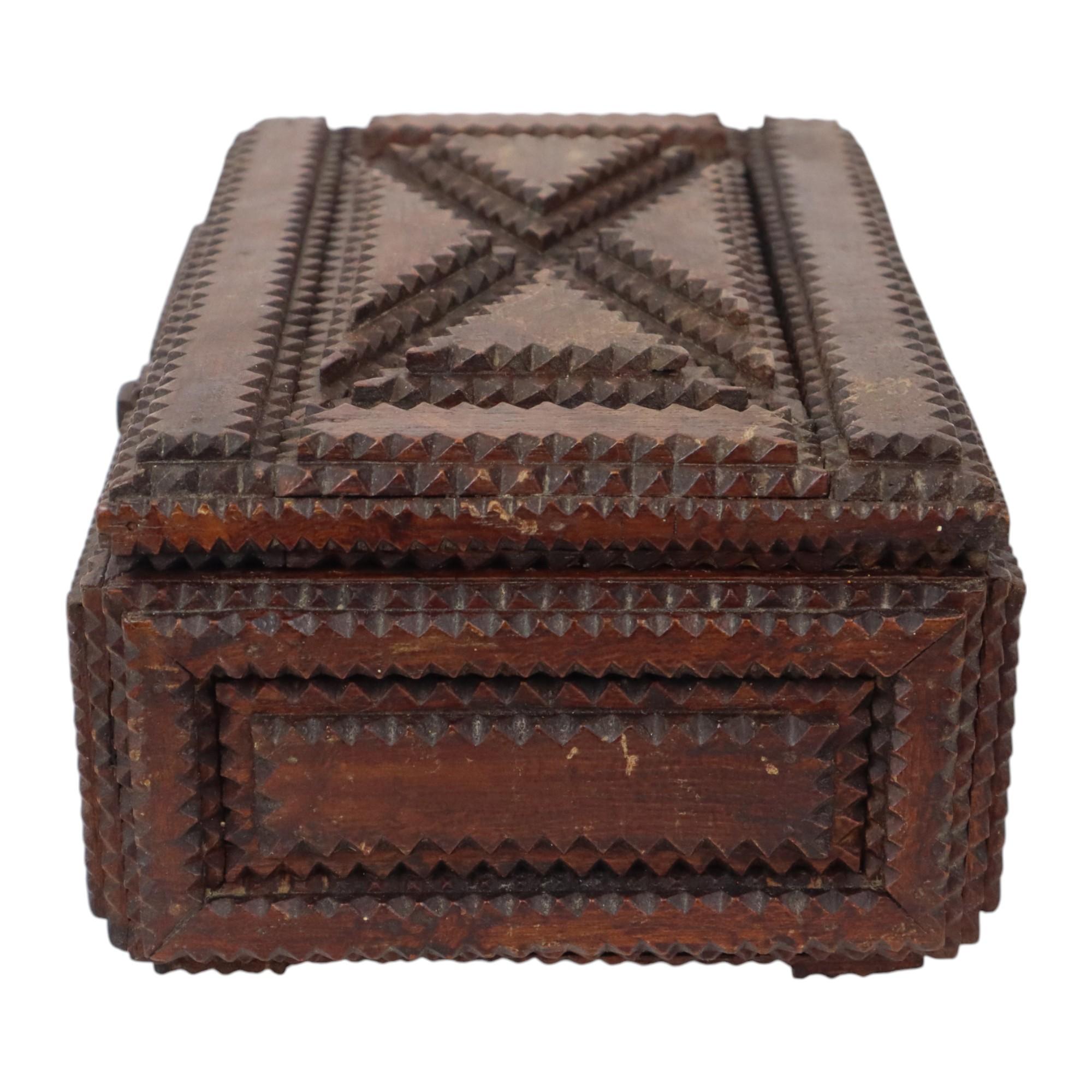 Caja antigua de madera Tramp Art Baratija Arte popular Pieza única 1