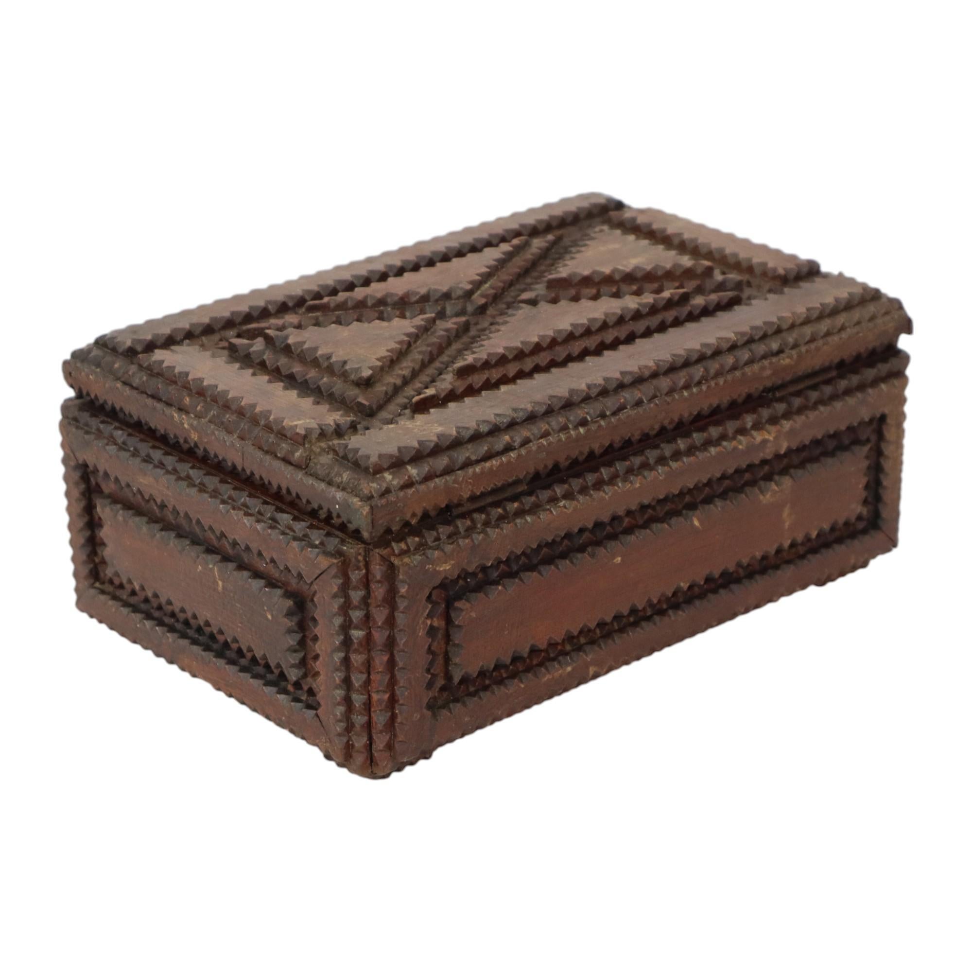 Caja antigua de madera Tramp Art Baratija Arte popular Pieza única 2