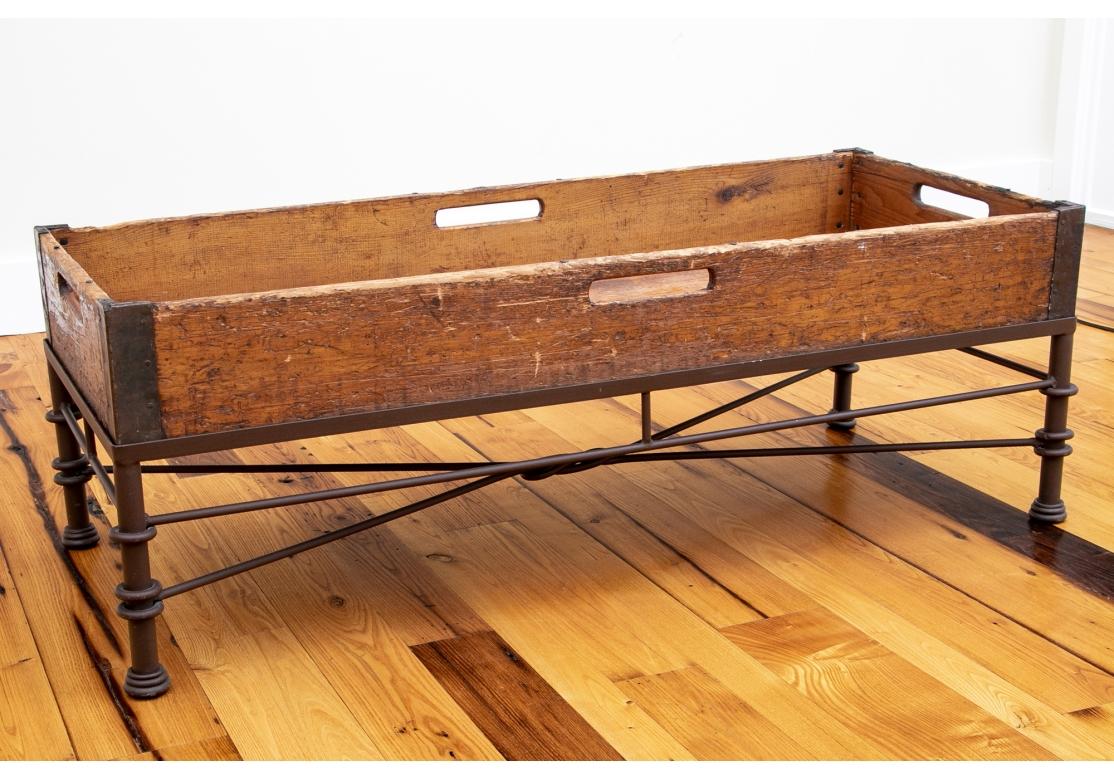 Antikes Holztablett auf Ständer als niedriger Tisch  im Zustand „Gut“ im Angebot in Bridgeport, CT