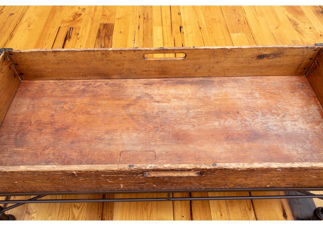 Antikes Holztablett auf Ständer als niedriger Tisch  (20. Jahrhundert) im Angebot