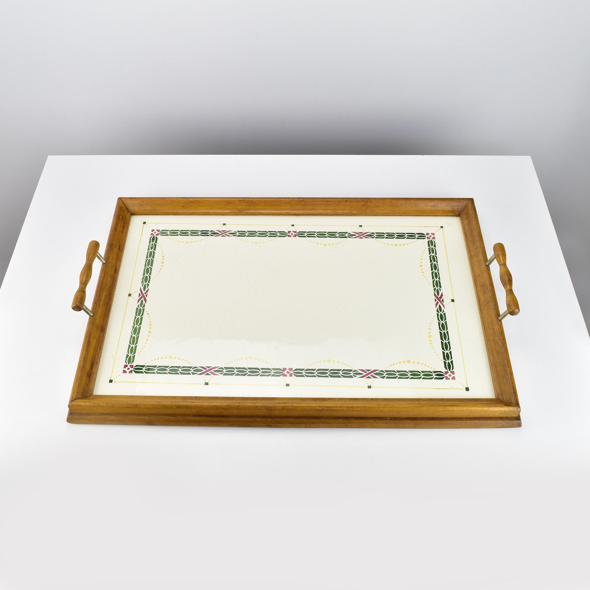 Bandeja antigua de madera con incrustaciones de azulejos de cerámica pintados a mano y asas Artes y manualidades en venta