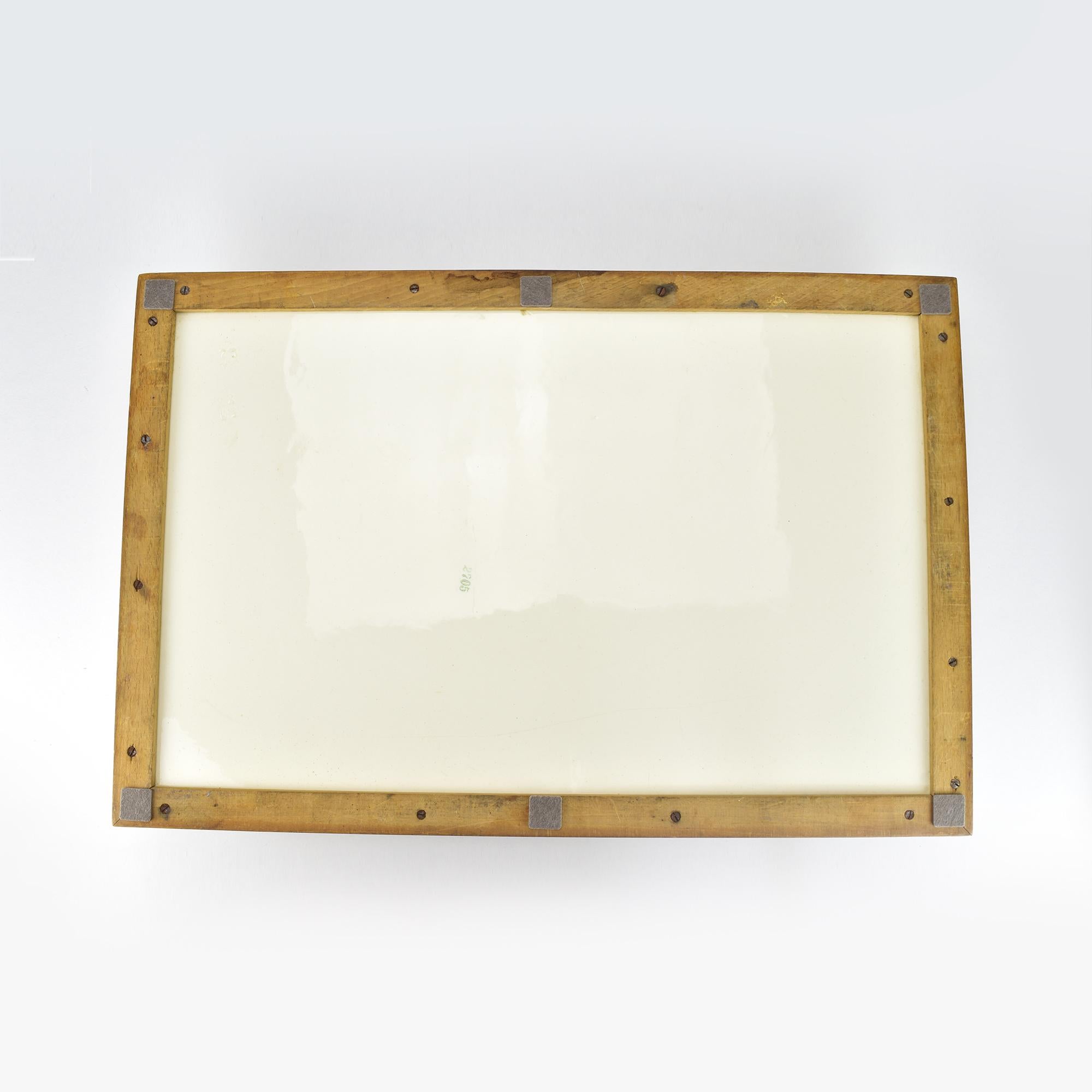 Bandeja antigua de madera con incrustaciones de azulejos de cerámica pintados a mano y asas Alemán en venta