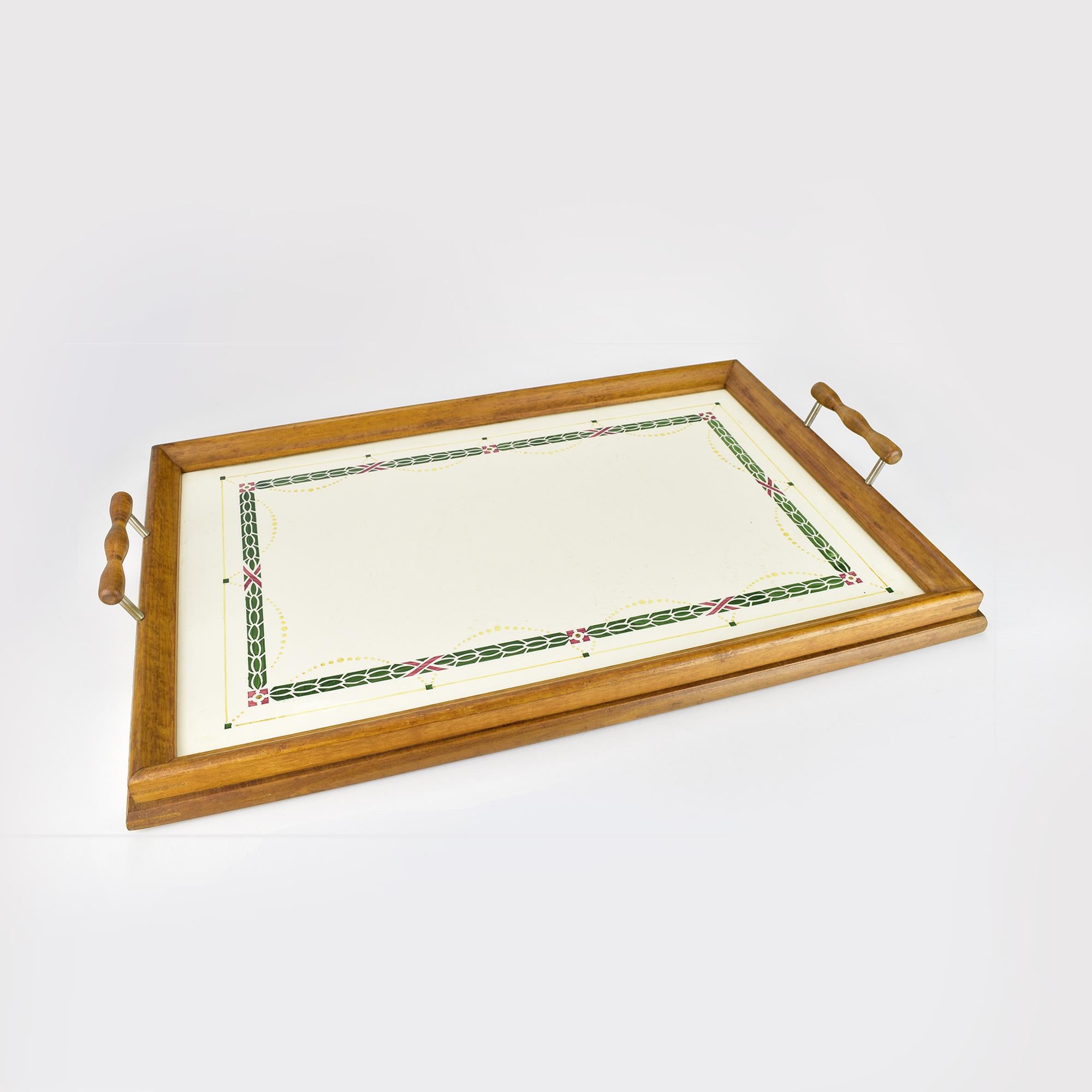 Bandeja antigua de madera con incrustaciones de azulejos de cerámica pintados a mano y asas en Bueno estado para la venta en Bad Säckingen, DE
