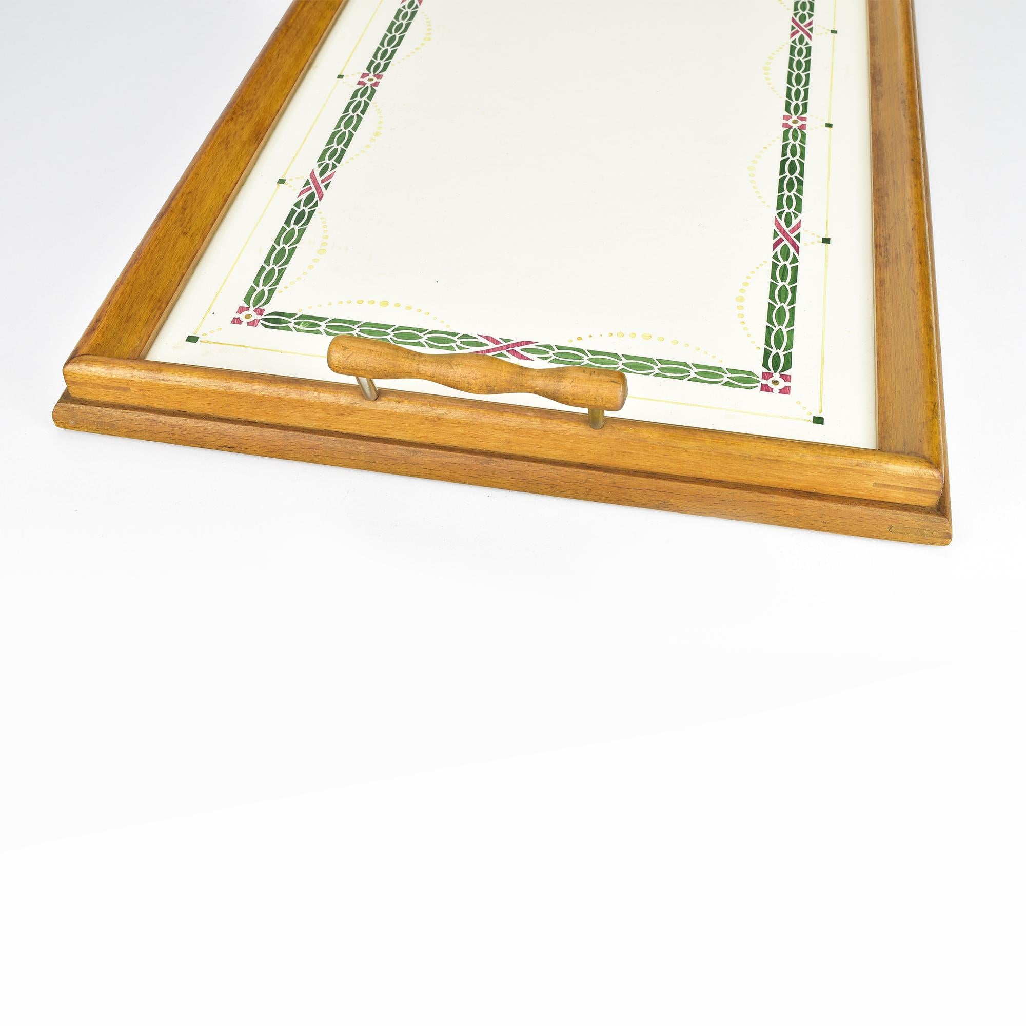 Bandeja antigua de madera con incrustaciones de azulejos de cerámica pintados a mano y asas en venta 1
