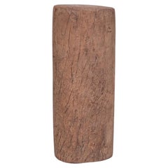 Pedestal antiguo de madera de tronco de árbol