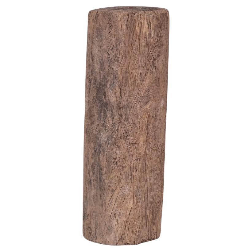 Pedestal o expositor antiguo de madera de tronco de árbol