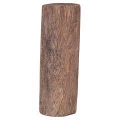 Pedestal o expositor antiguo de madera de tronco de árbol