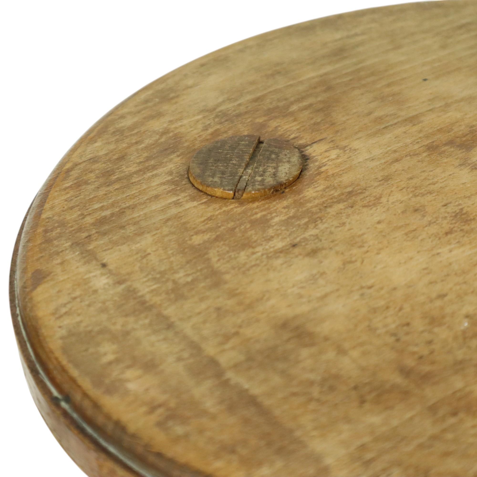 Antike hölzerne Dreibeinhocker Milchhocker Anfang 20. Jahrhundert Brutalismus (Holz) im Angebot