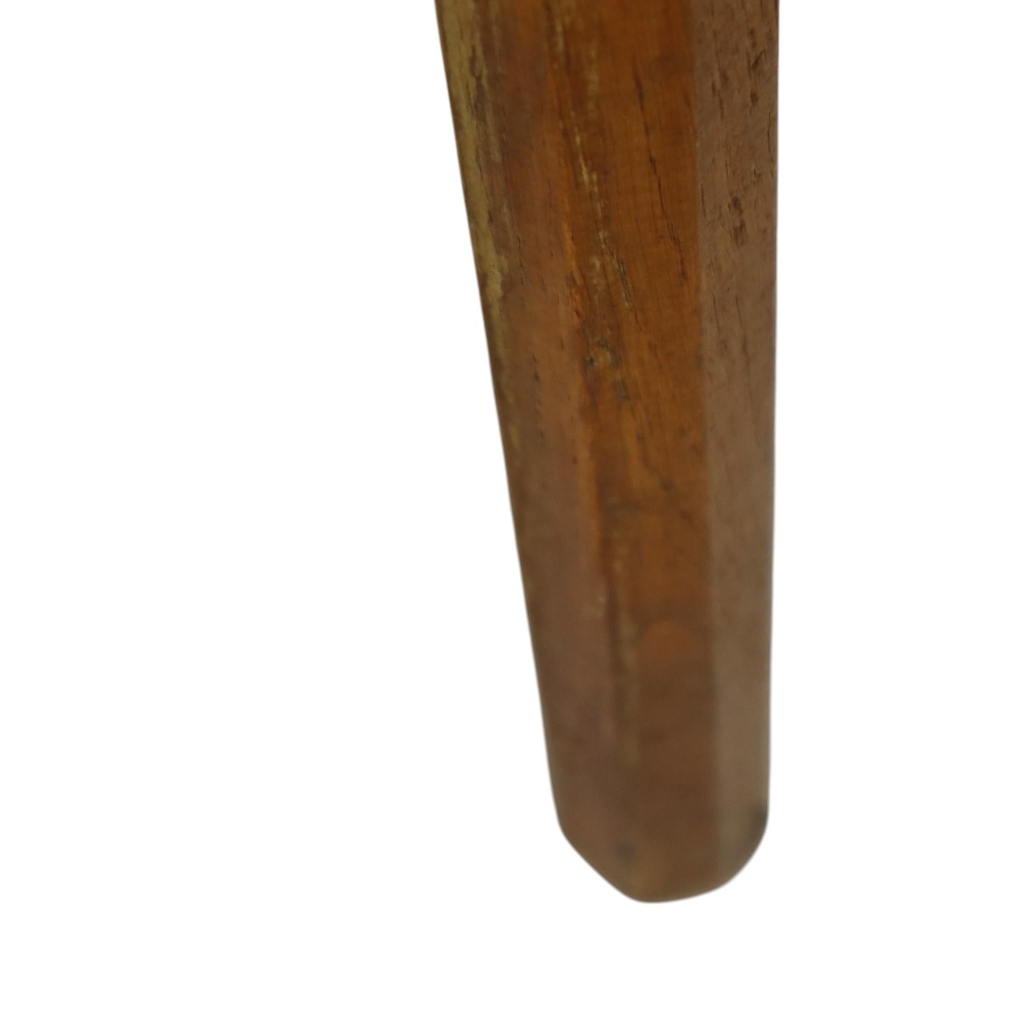 Antiker Dreibeinhocker Milchhocker Eiche Frühes 20. Jahrhundert Brutalismus (Holz) im Angebot