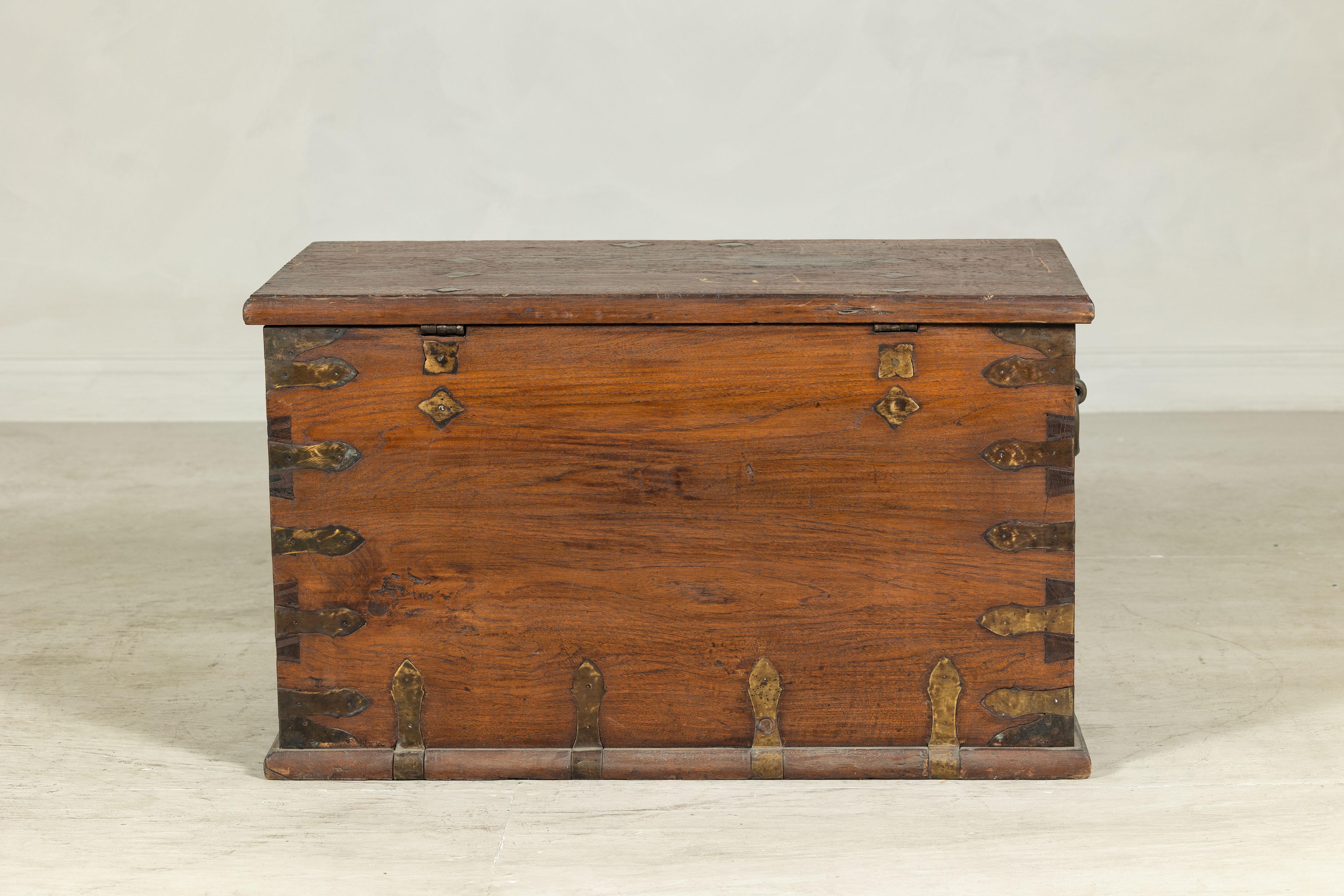 Antico baule in legno con decorazioni in metallo e ferramenta in ottone in vendita 3