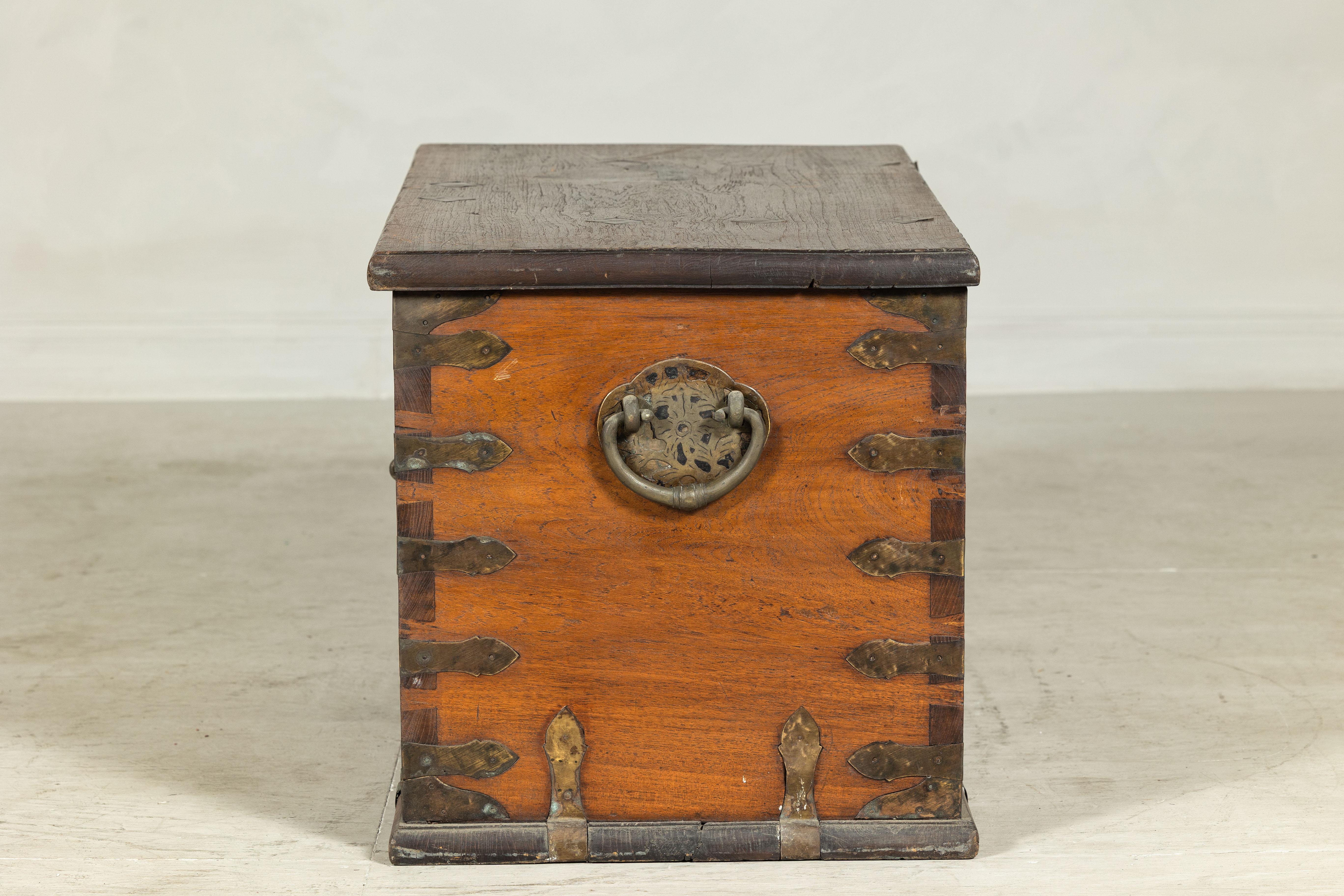 Antico baule in legno con decorazioni in metallo e ferramenta in ottone in vendita 4