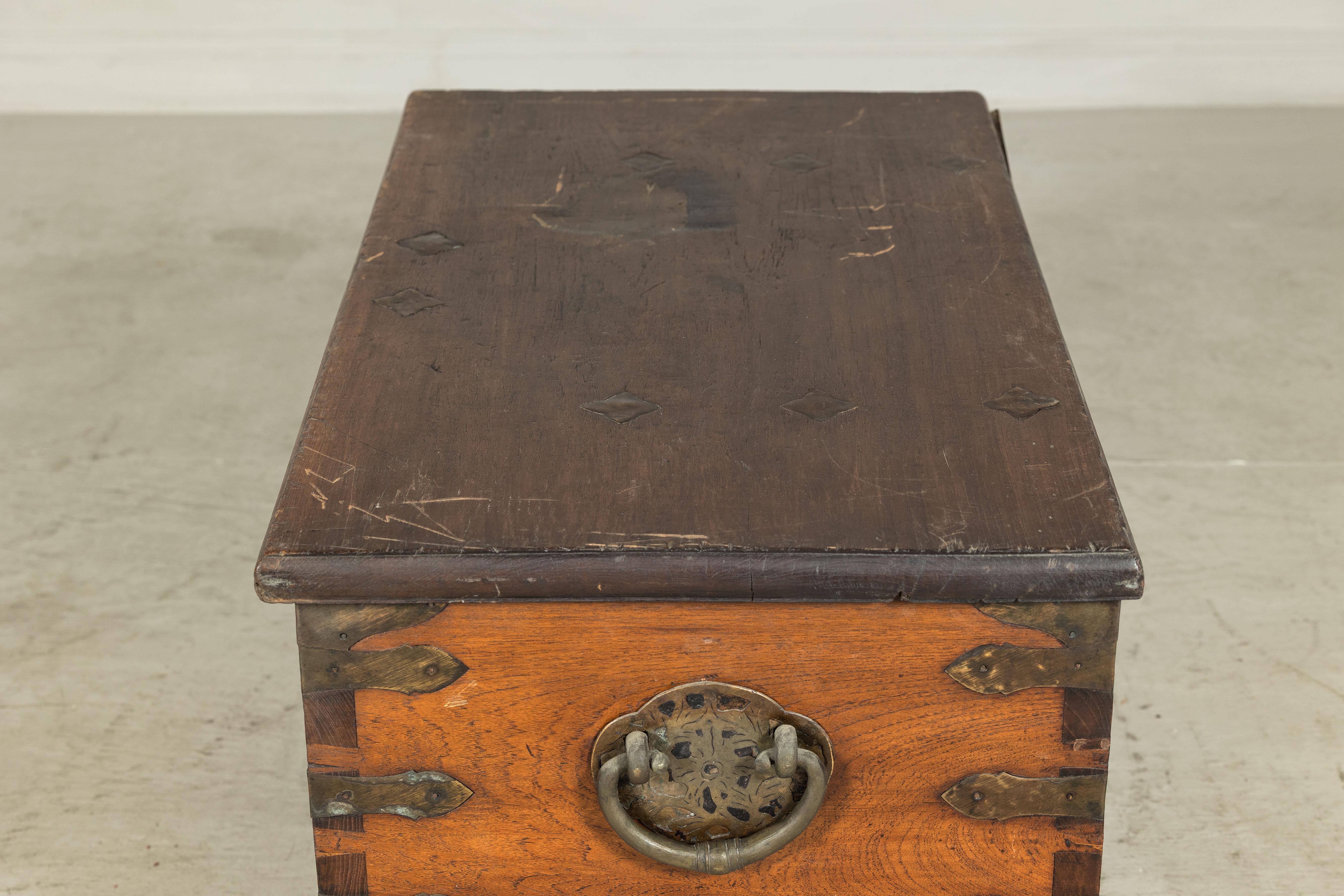 Antico baule in legno con decorazioni in metallo e ferramenta in ottone in vendita 5