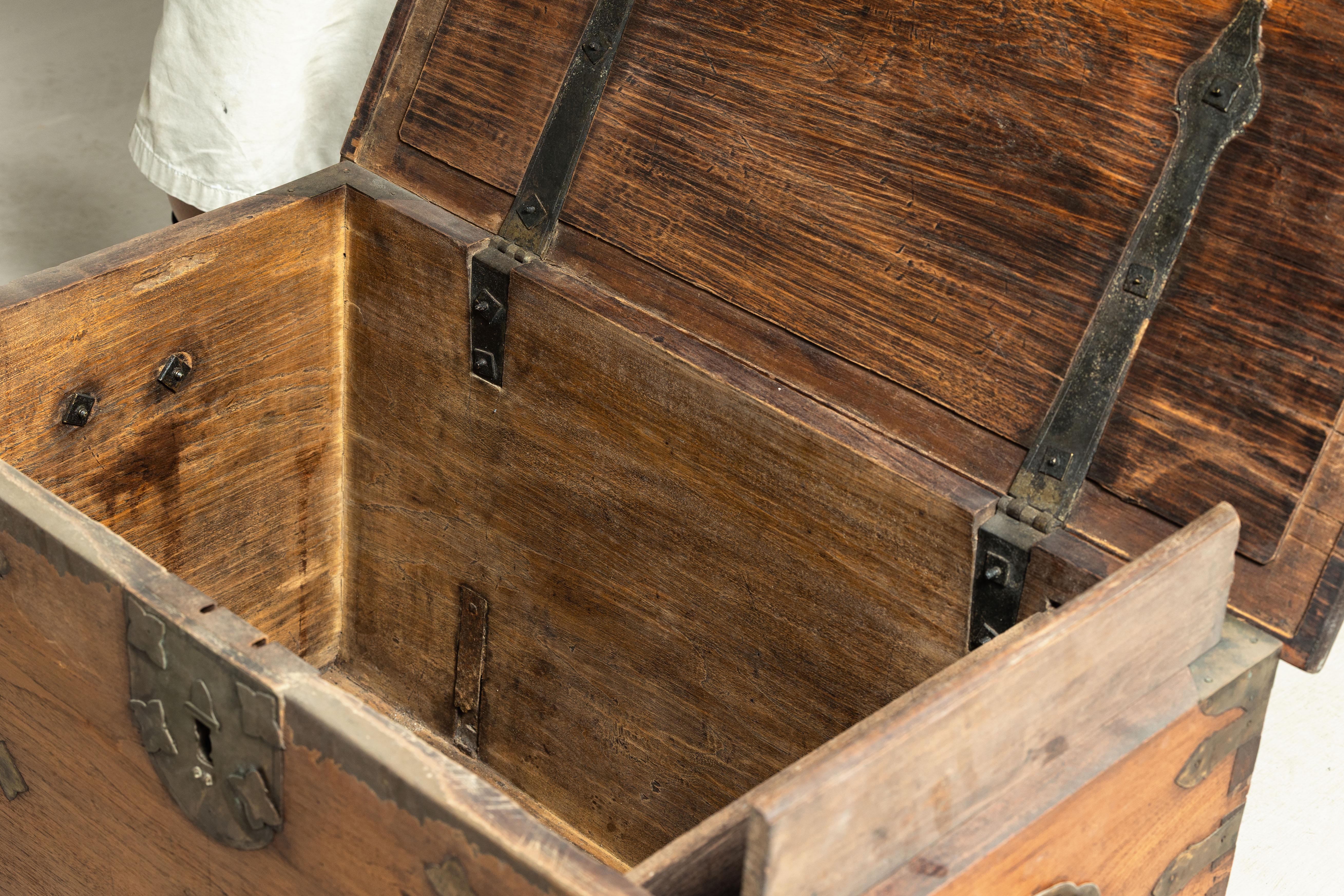 Antico baule in legno con decorazioni in metallo e ferramenta in ottone in vendita 6
