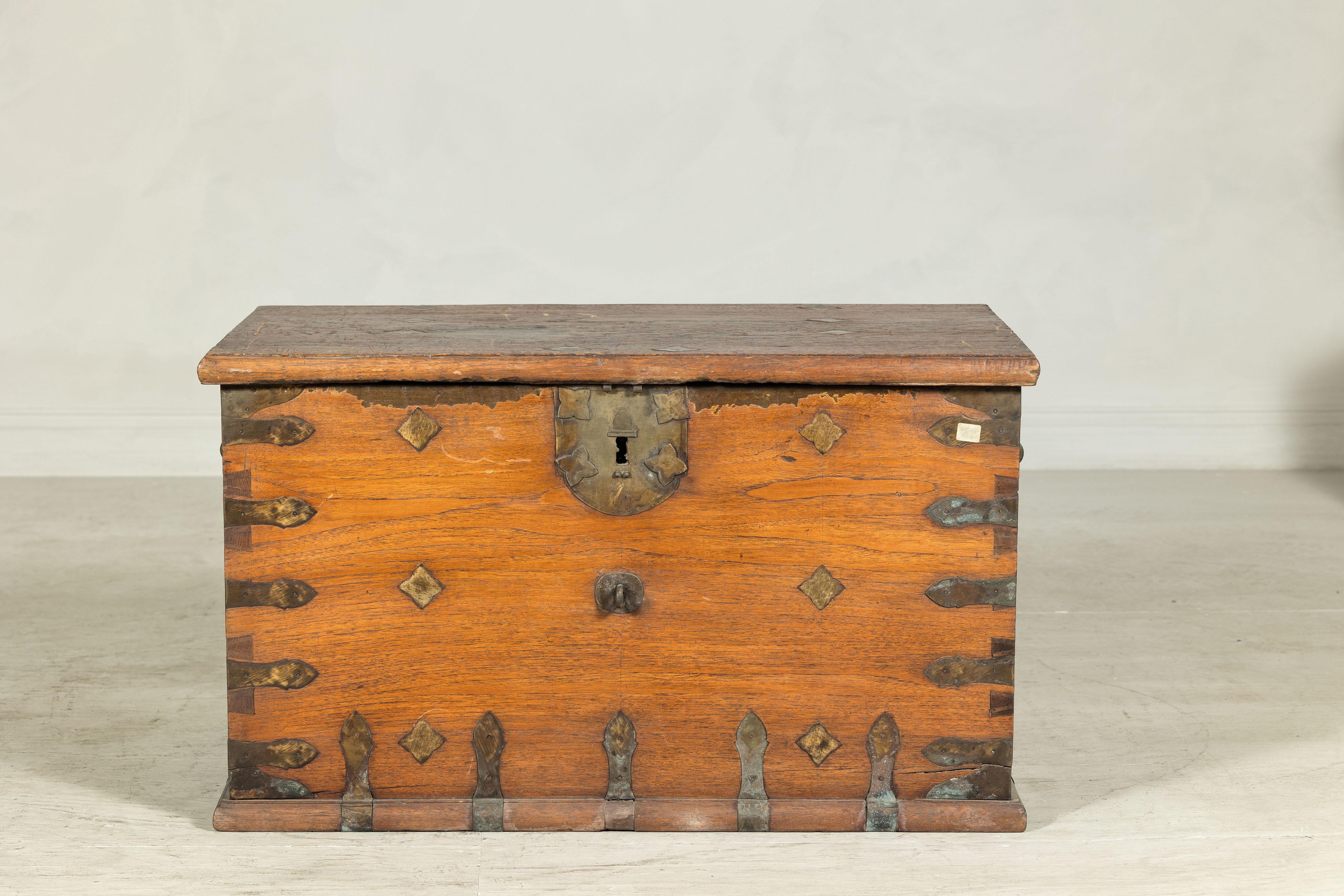 Antico baule in legno con decorazioni in metallo e ferramenta in ottone in vendita 7