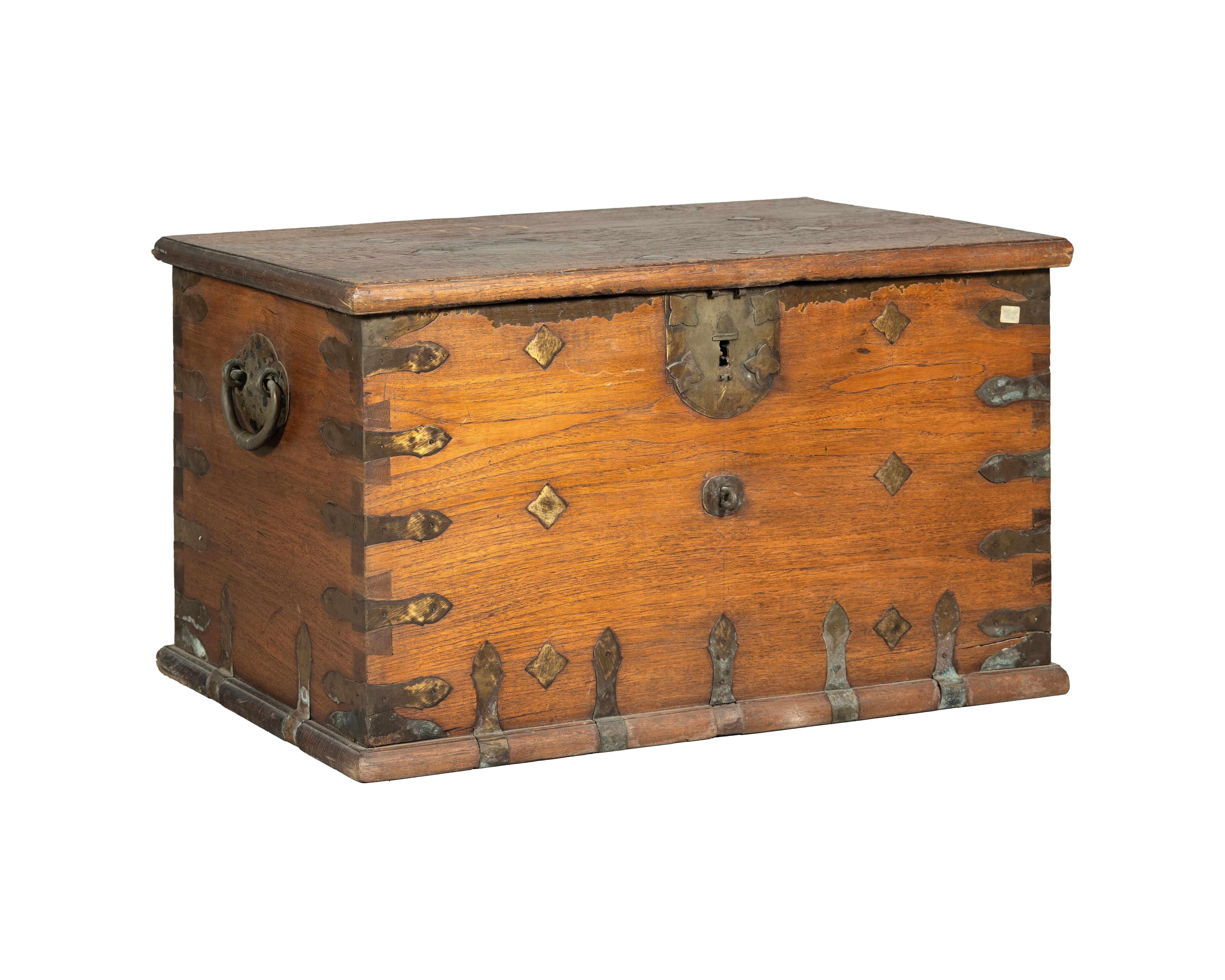 Antico baule in legno con decorazioni in metallo e ferramenta in ottone in vendita 8
