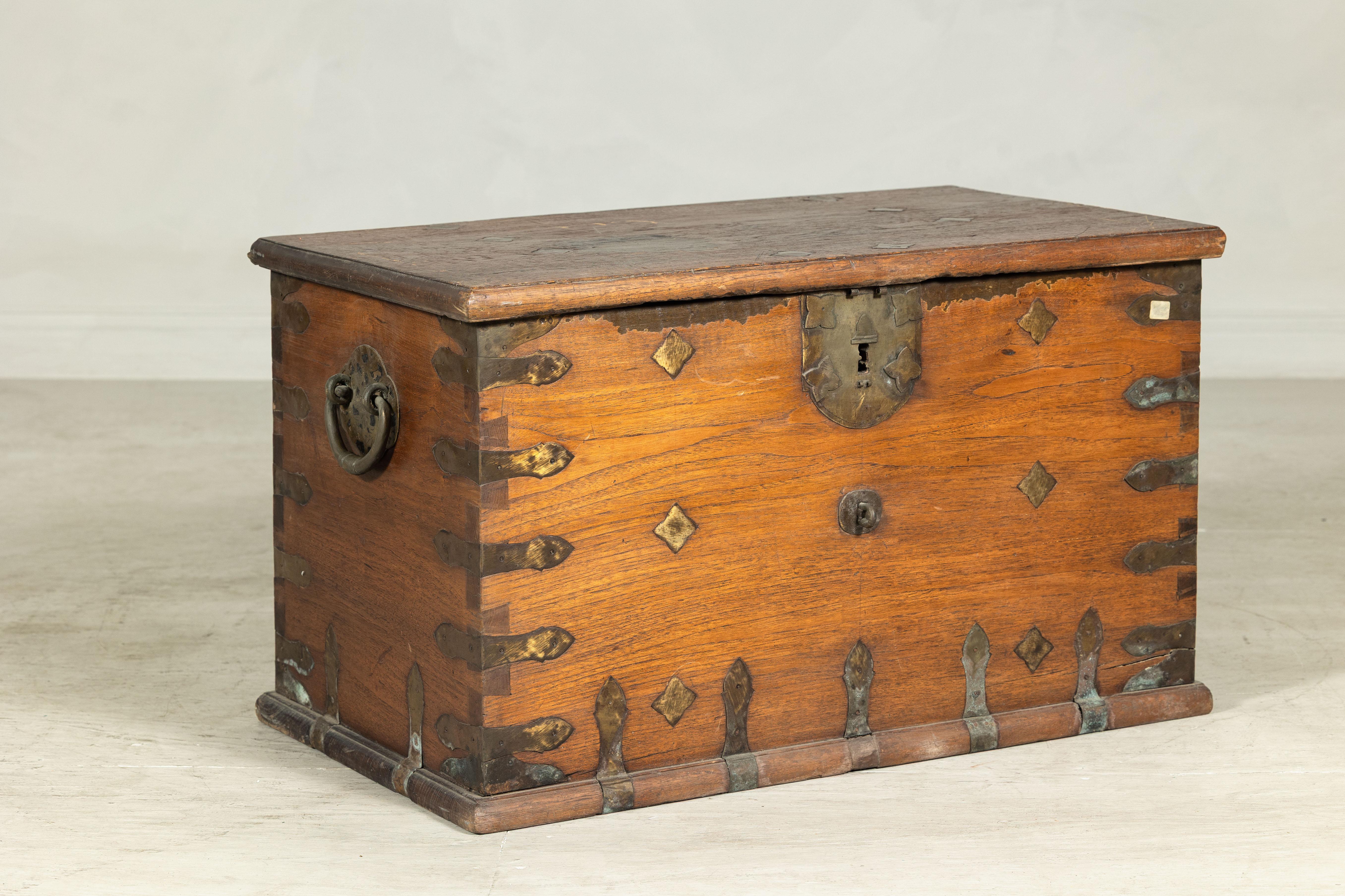 Rustico Antico baule in legno con decorazioni in metallo e ferramenta in ottone in vendita